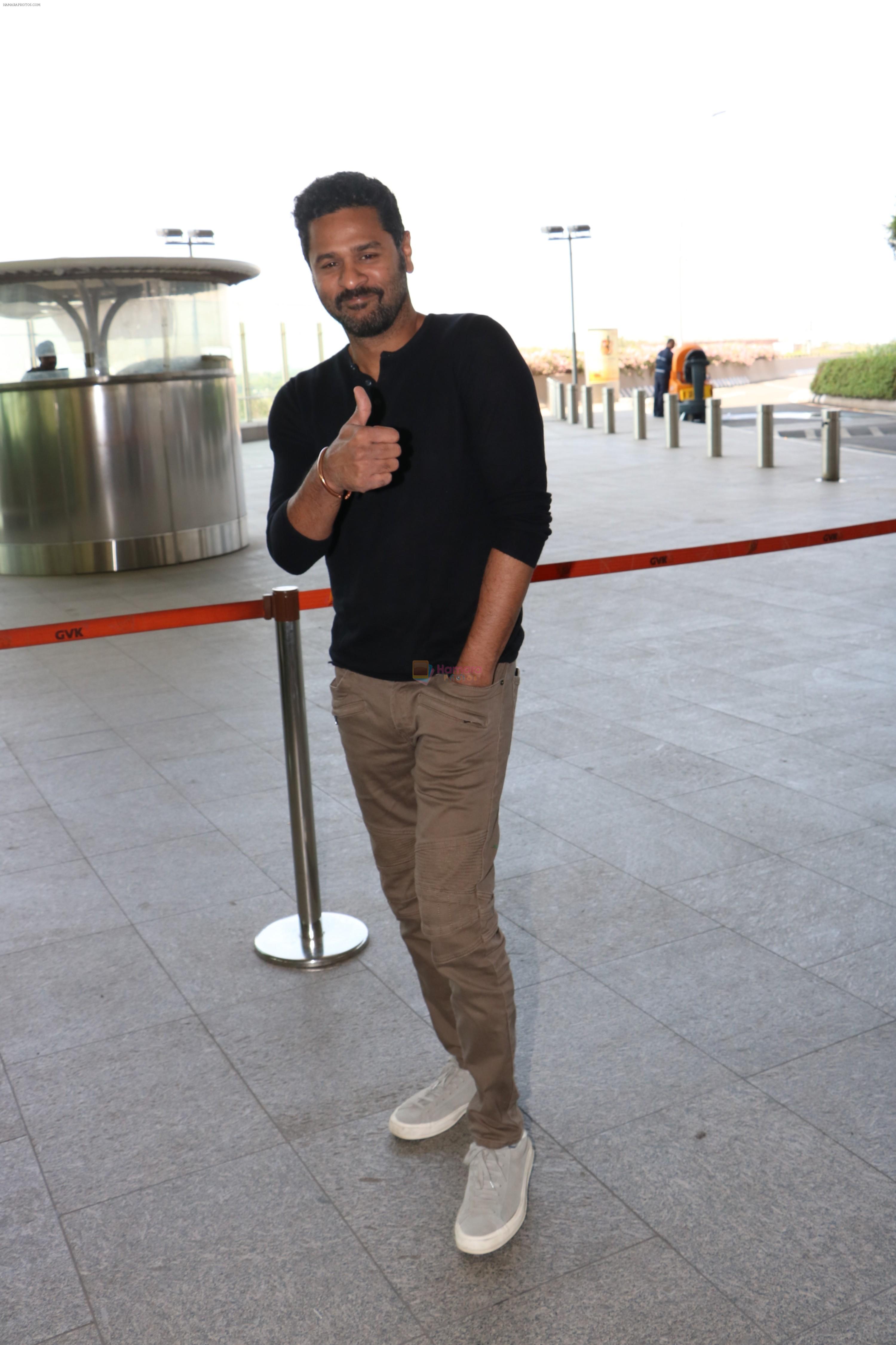 Prabhu Deva Spotted At International Airport on 9th Nov 2017