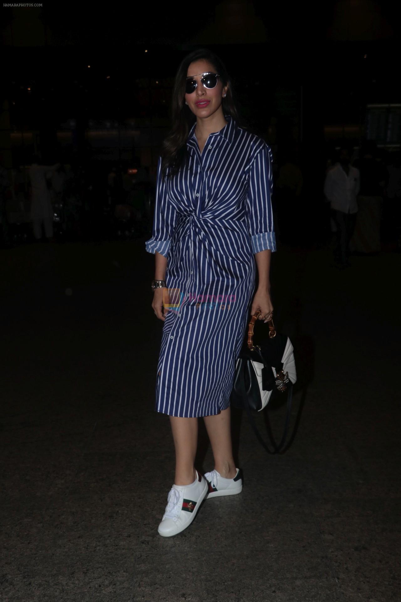 Sophie Choudry Spotted At Airport on 11th Nov 2017