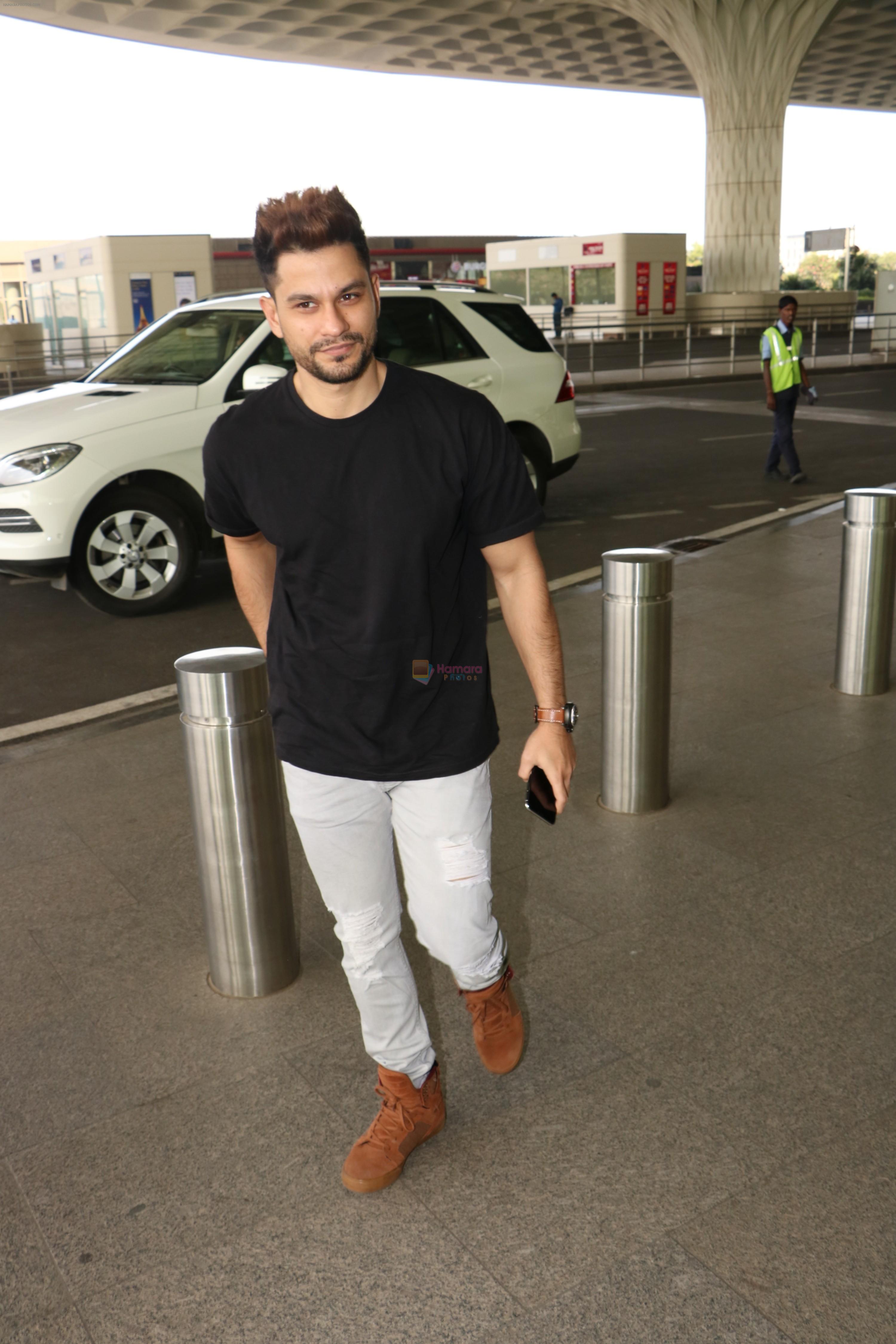Kunal Khemu Spotted At Airport on 11th Nov 2017