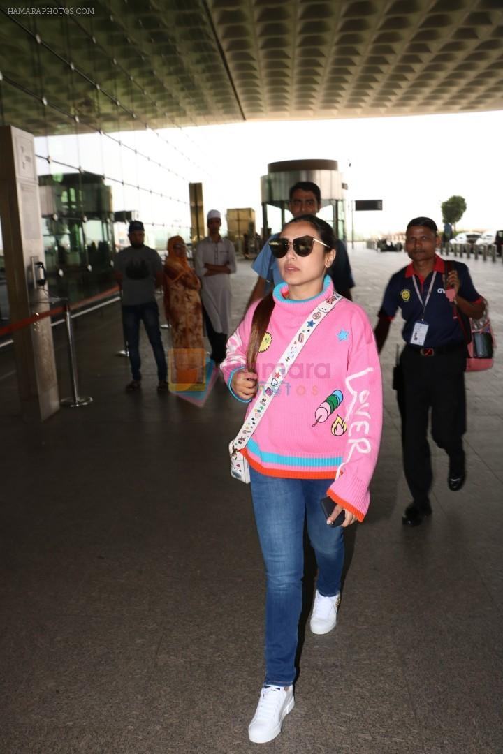 Rani Mukerji Spotted At Airport on 13th Nov 2017
