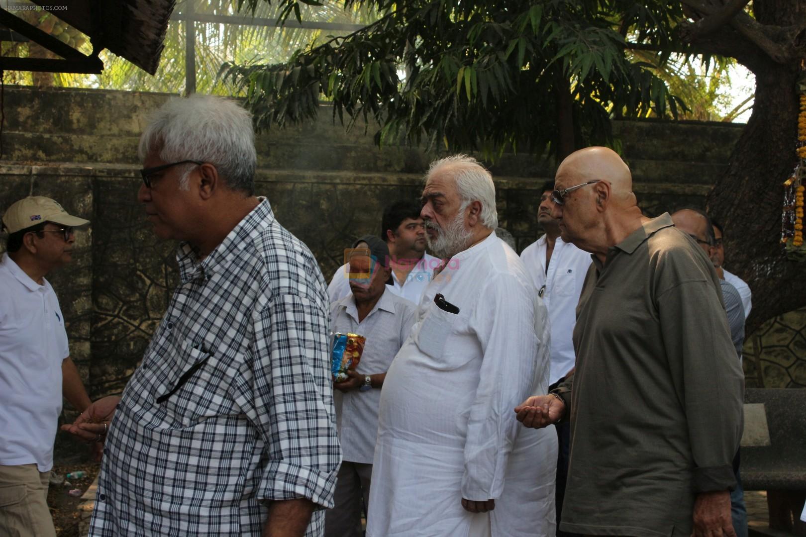Prem Chopra At Funneral Of Director Mohan Kumar on 11th Nov 2017