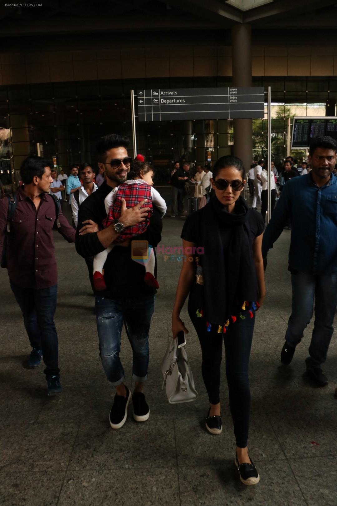 Shahid Kappor With Wife And Daughter Spotted At Airport on 10th Nov 2017