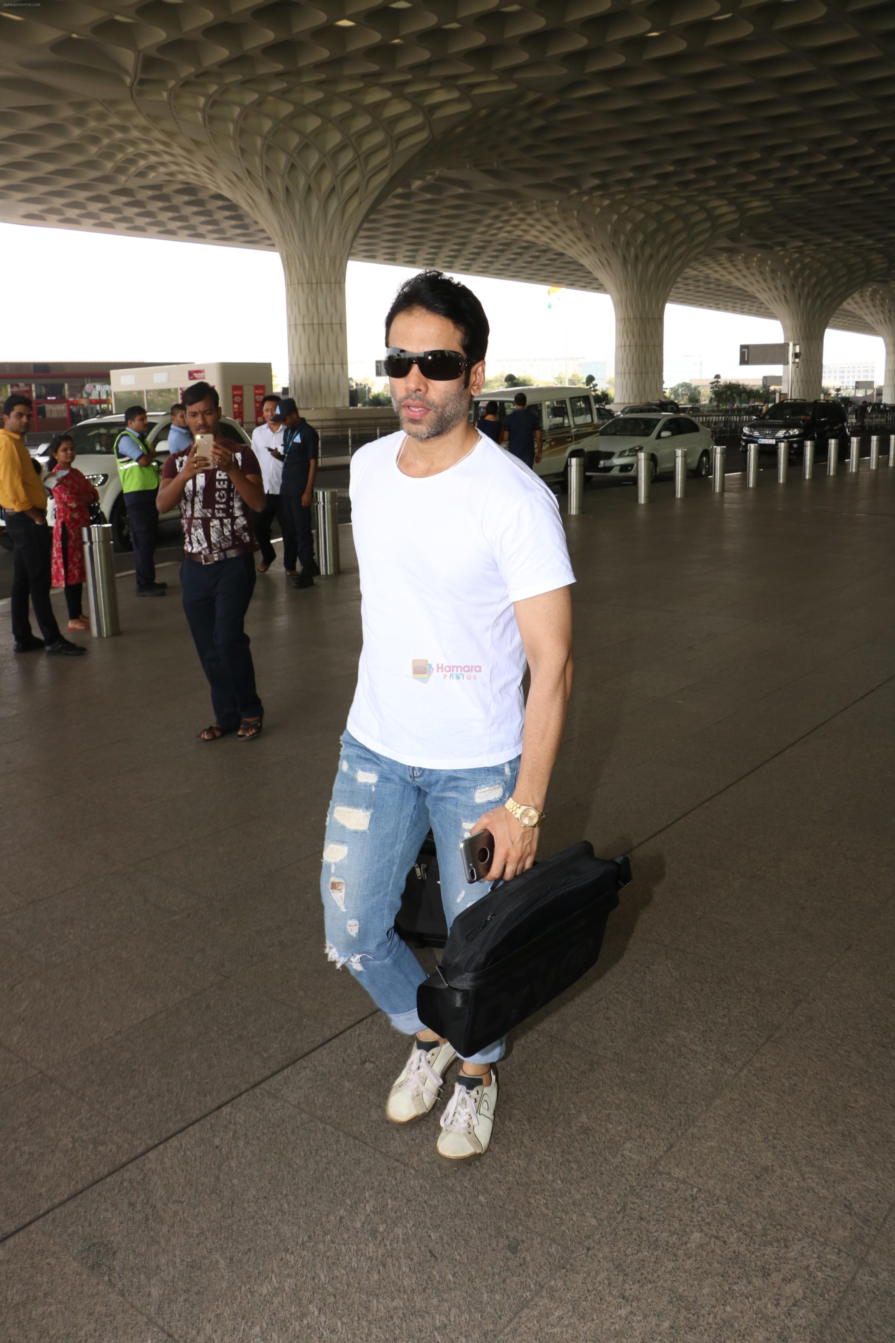 Tusshar Kapoor Spotted At Airport on 11th Nov 2017