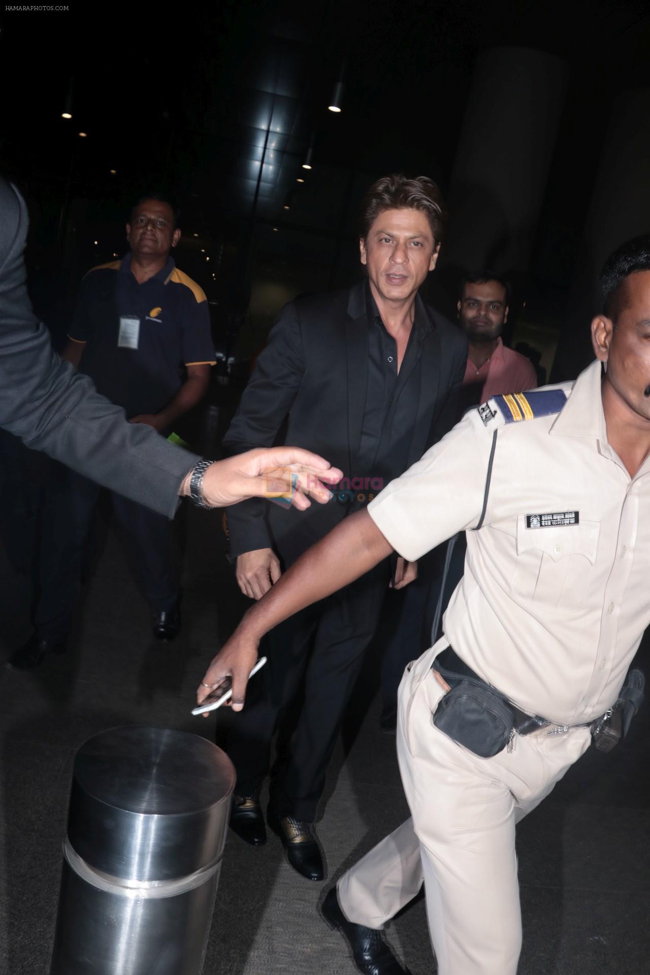 Shah Rukh Khan snapped at airport on 11th Nov 2017