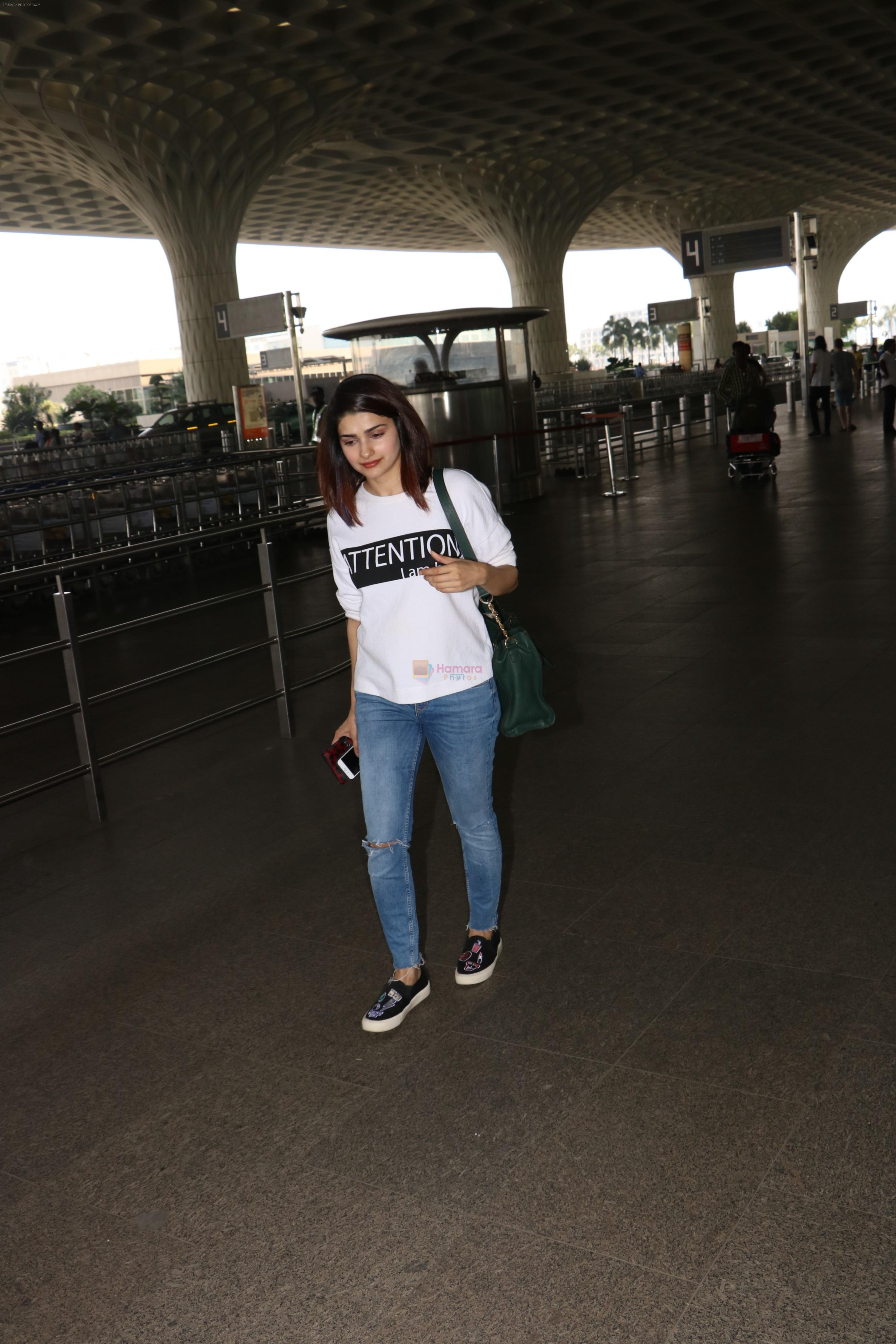 Prachi Desai Spotted At Airport on 11th Nov 2017