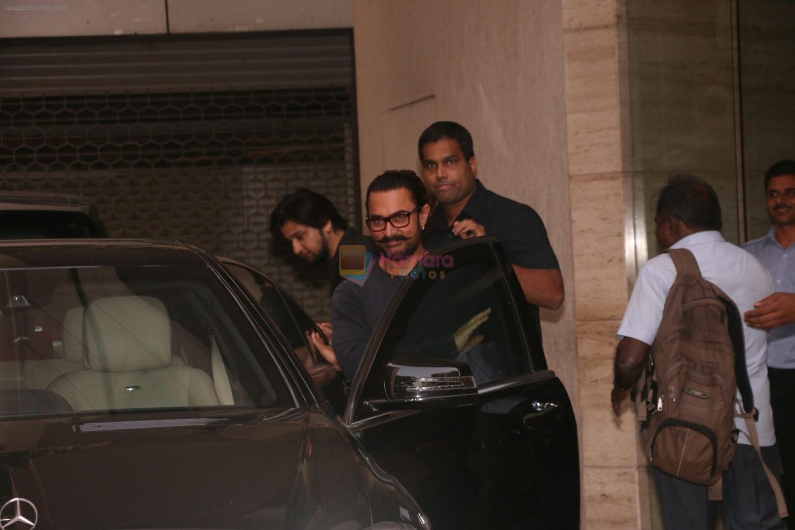 Aamir Khan Spotted At Khar on 13th Nov 2017