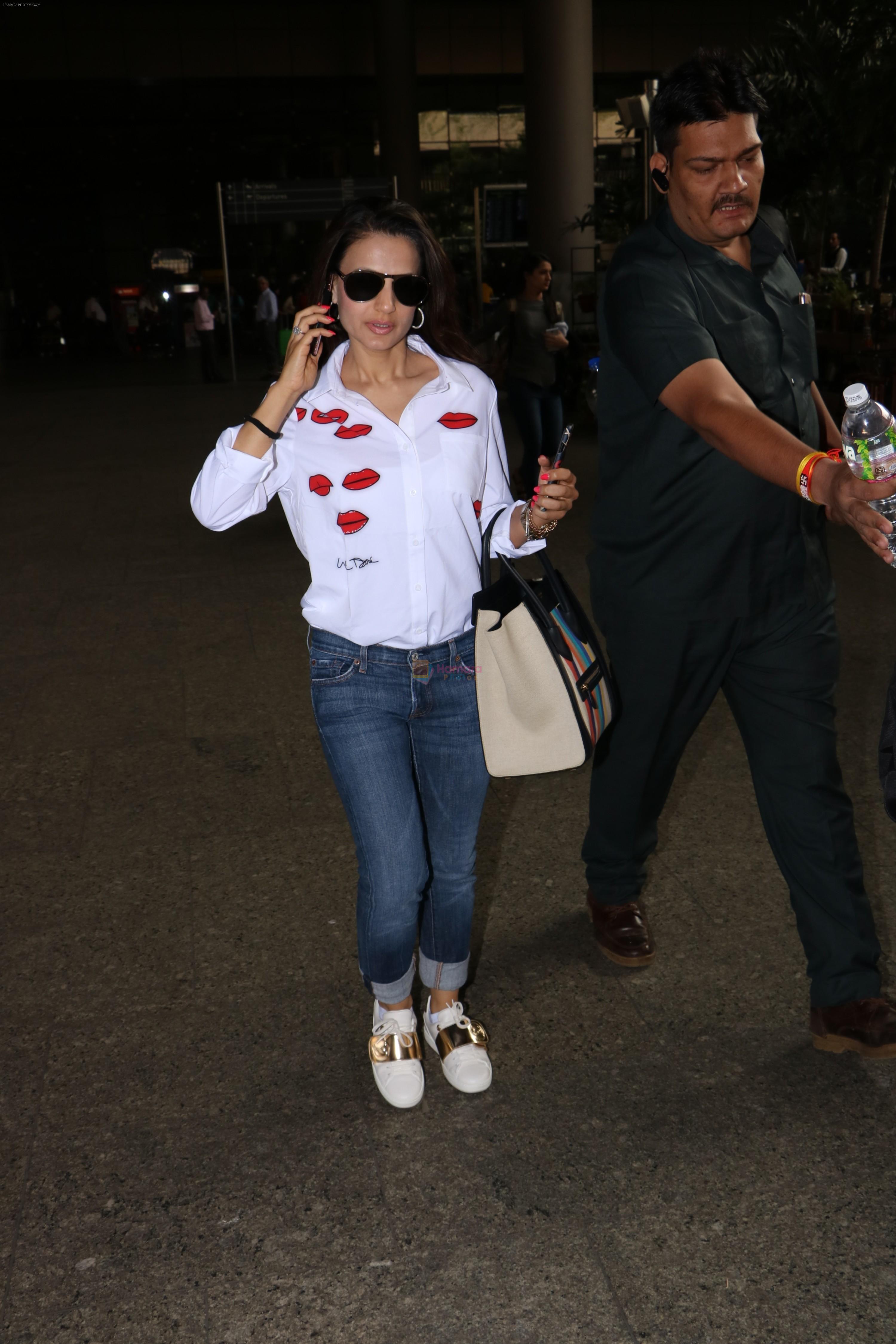 Ameesha Patel Spotted At Airport on 13th Nov 2017