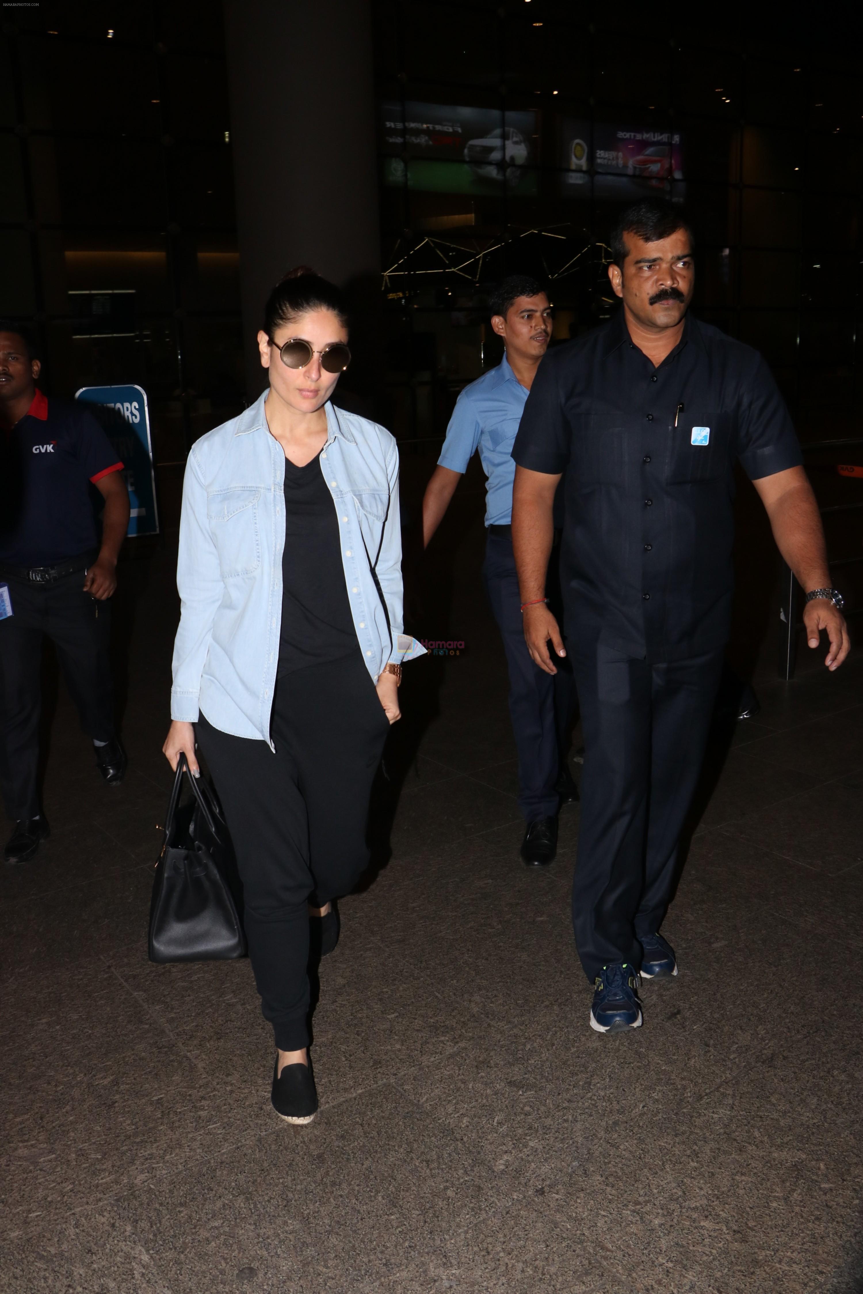 Kareena Kapoor Spotted At Airport on 15th Nov 2017