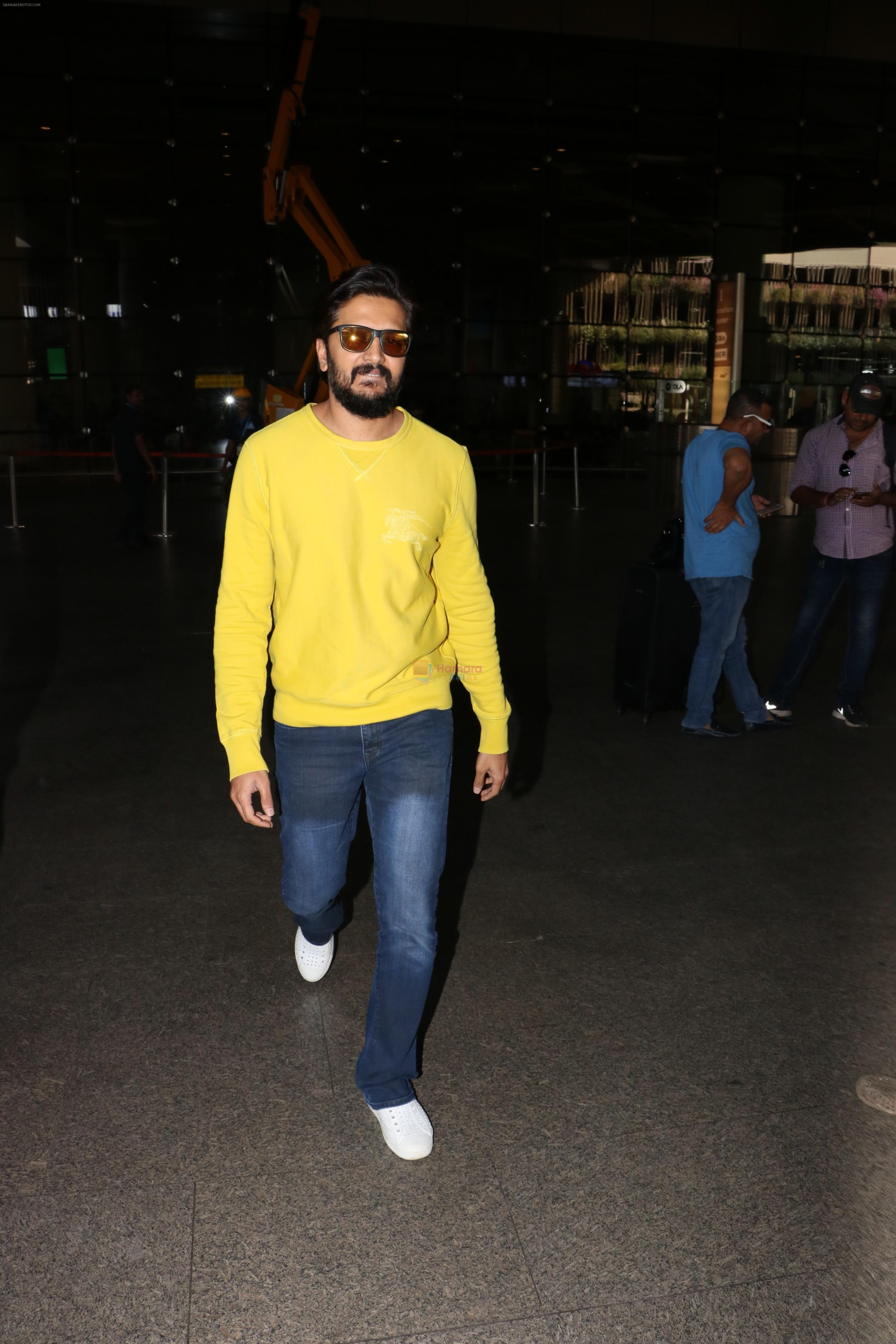 Riteish Deshmukh Spotted At Airport on 15th Nov 2017