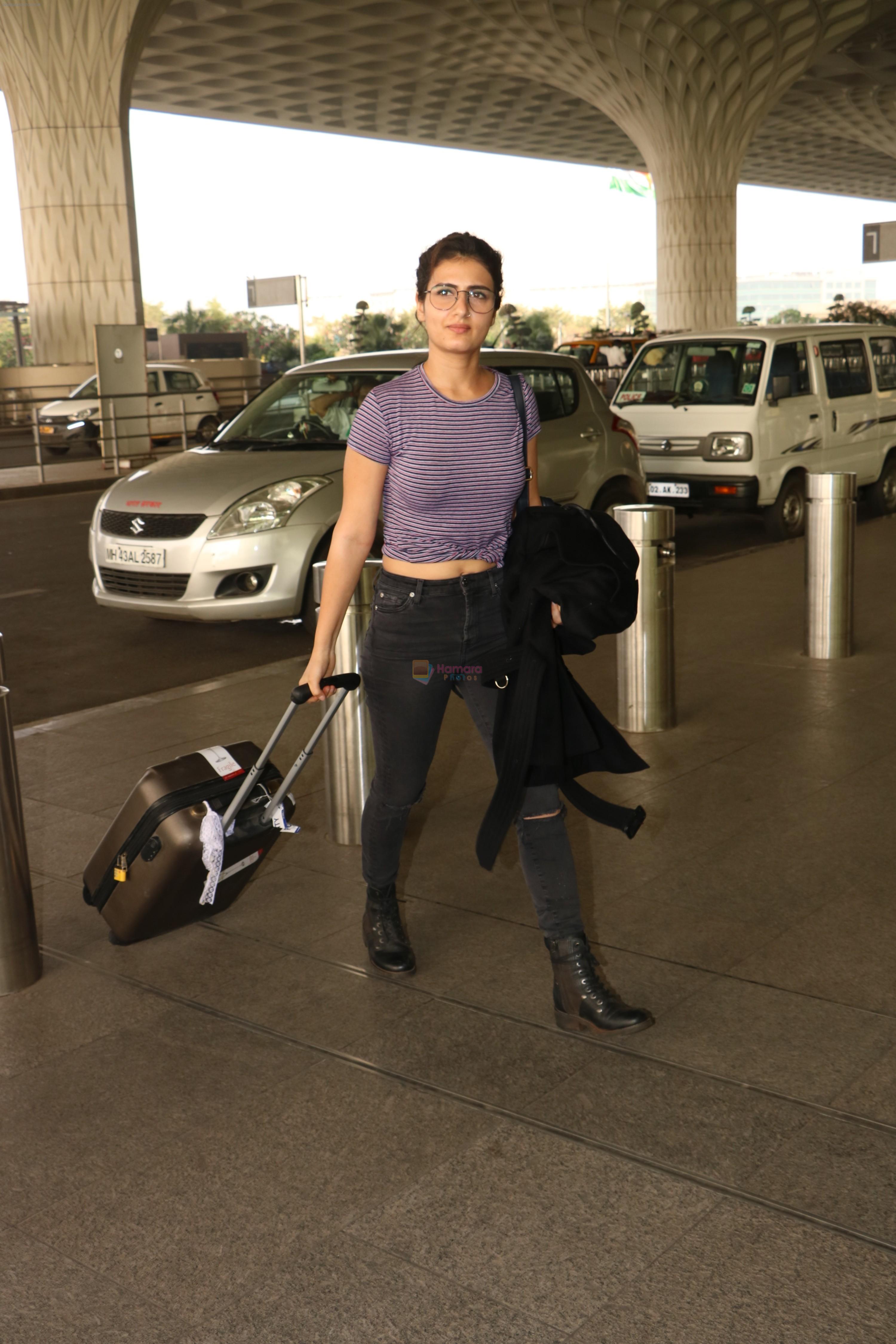 Fatima Sana Shaikh Spotted At Airport on 17th Nov 2017