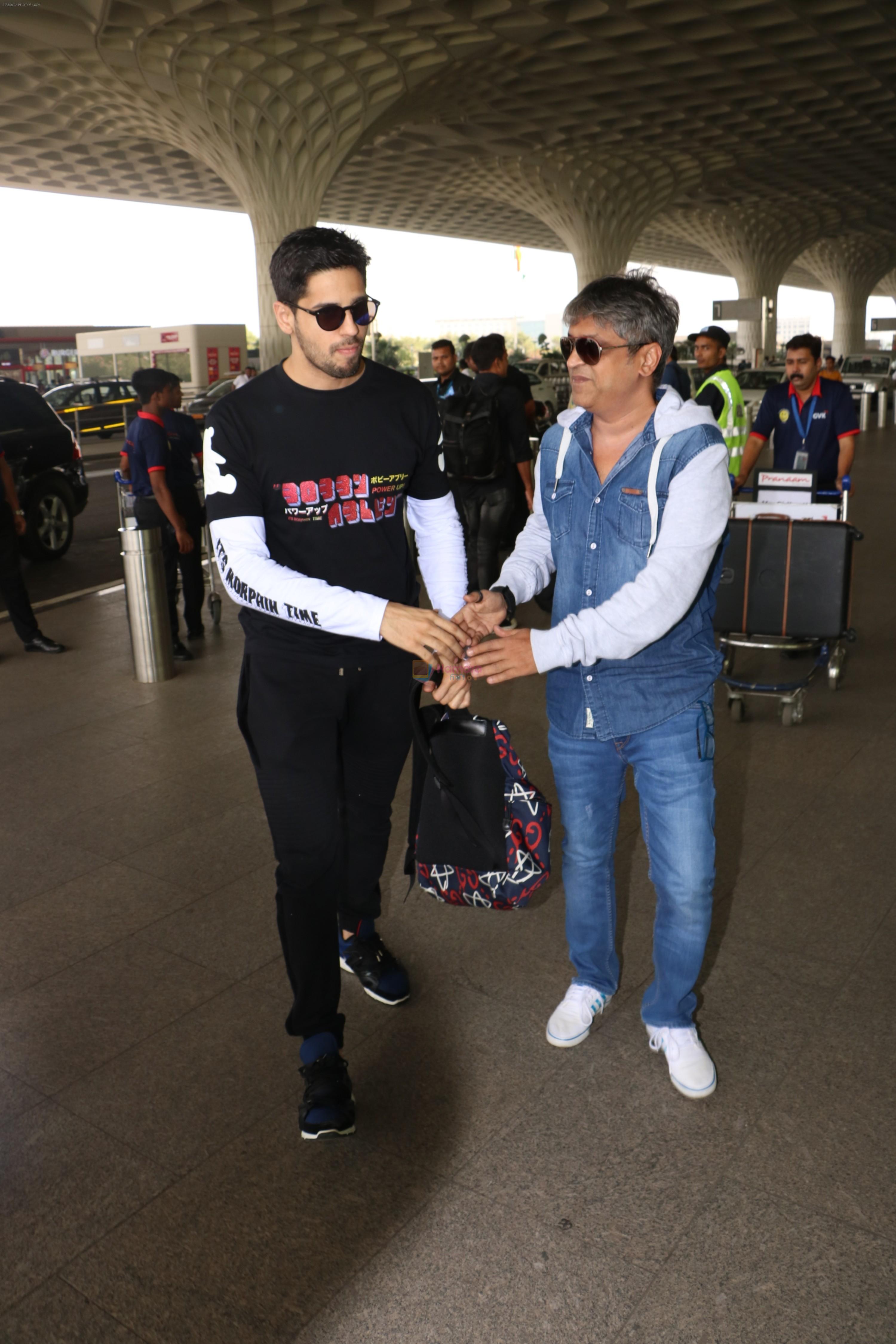 Sidharth Malhotra Spotted At Airport on 17th Nov 2017