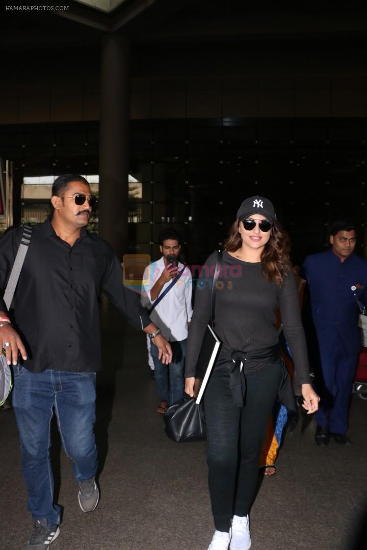 Sonakshi Sinha Spotted At Airport on 18th Nov 2017