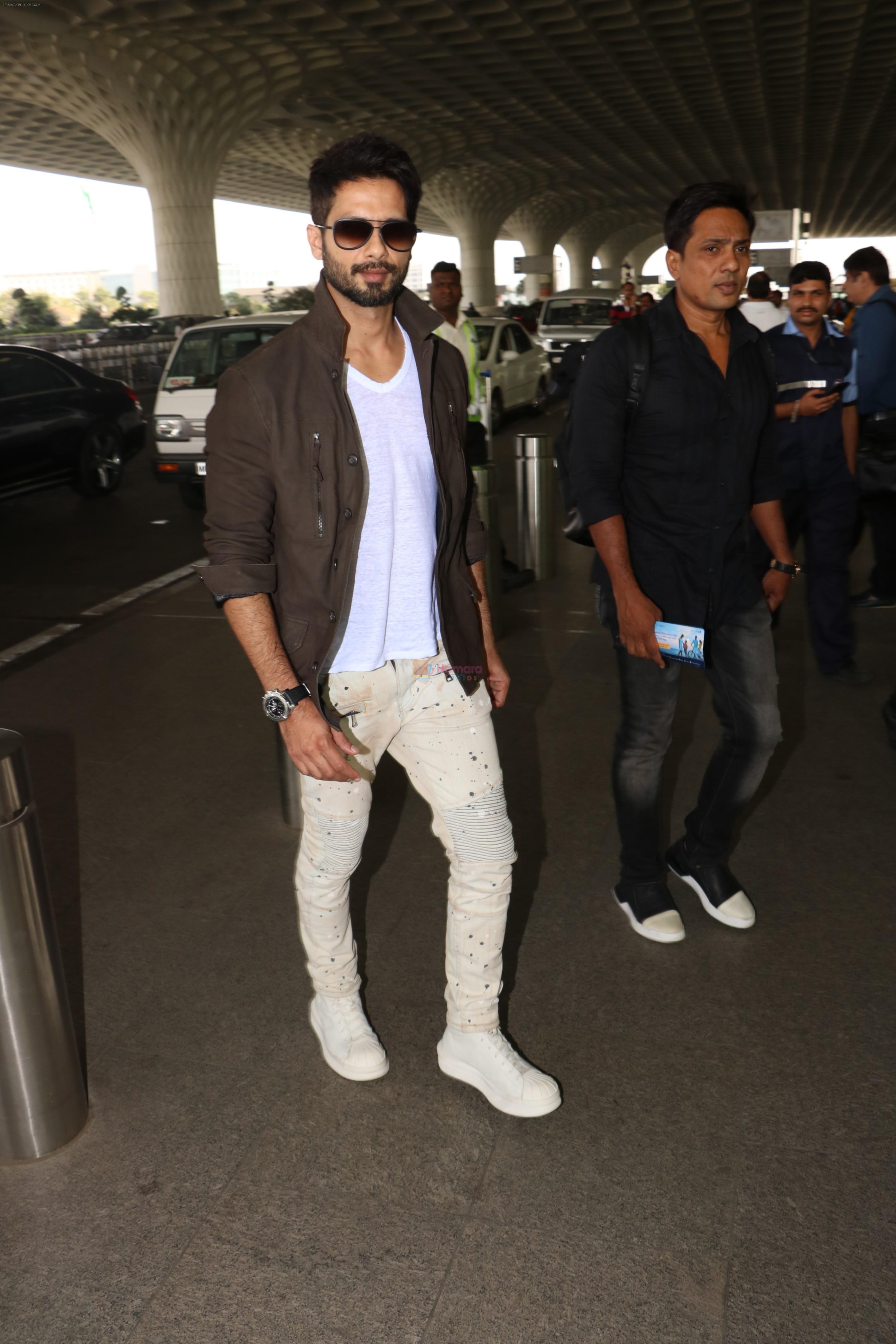 Shahid Kapoor Spotted At Airport on 17th Nov 2017