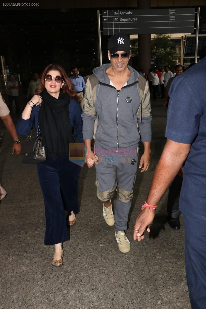 Akshay Kumar And Twinkle Khanaa Spotted At Airport on 20th Nov 2017