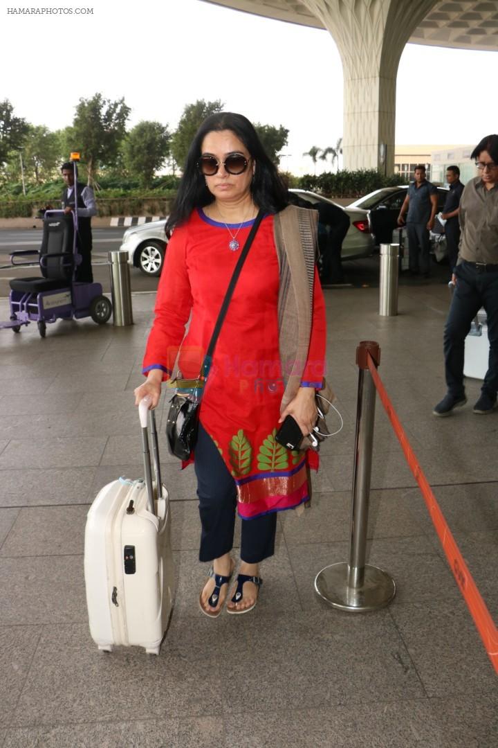 Padmini Kolhapure Spotted At Airport on 20th Nov 2017
