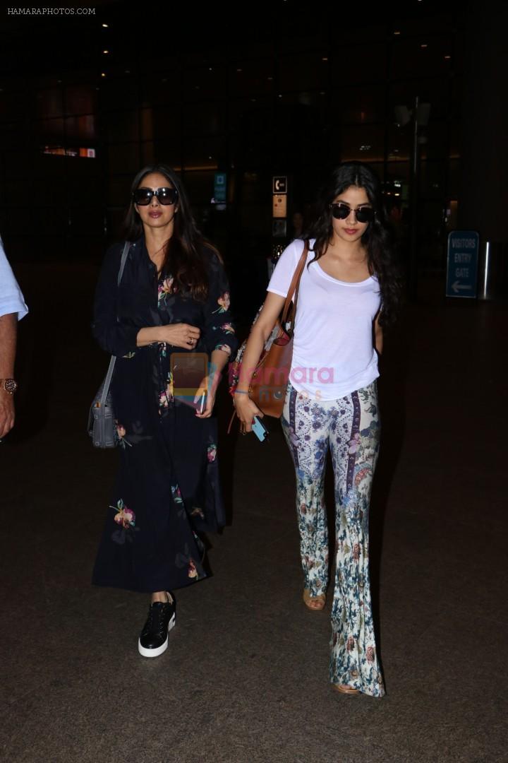 Sridevi, Janhvi Kapoor & Boney Kapoor Spotted At Airport on 21st Nov 2017