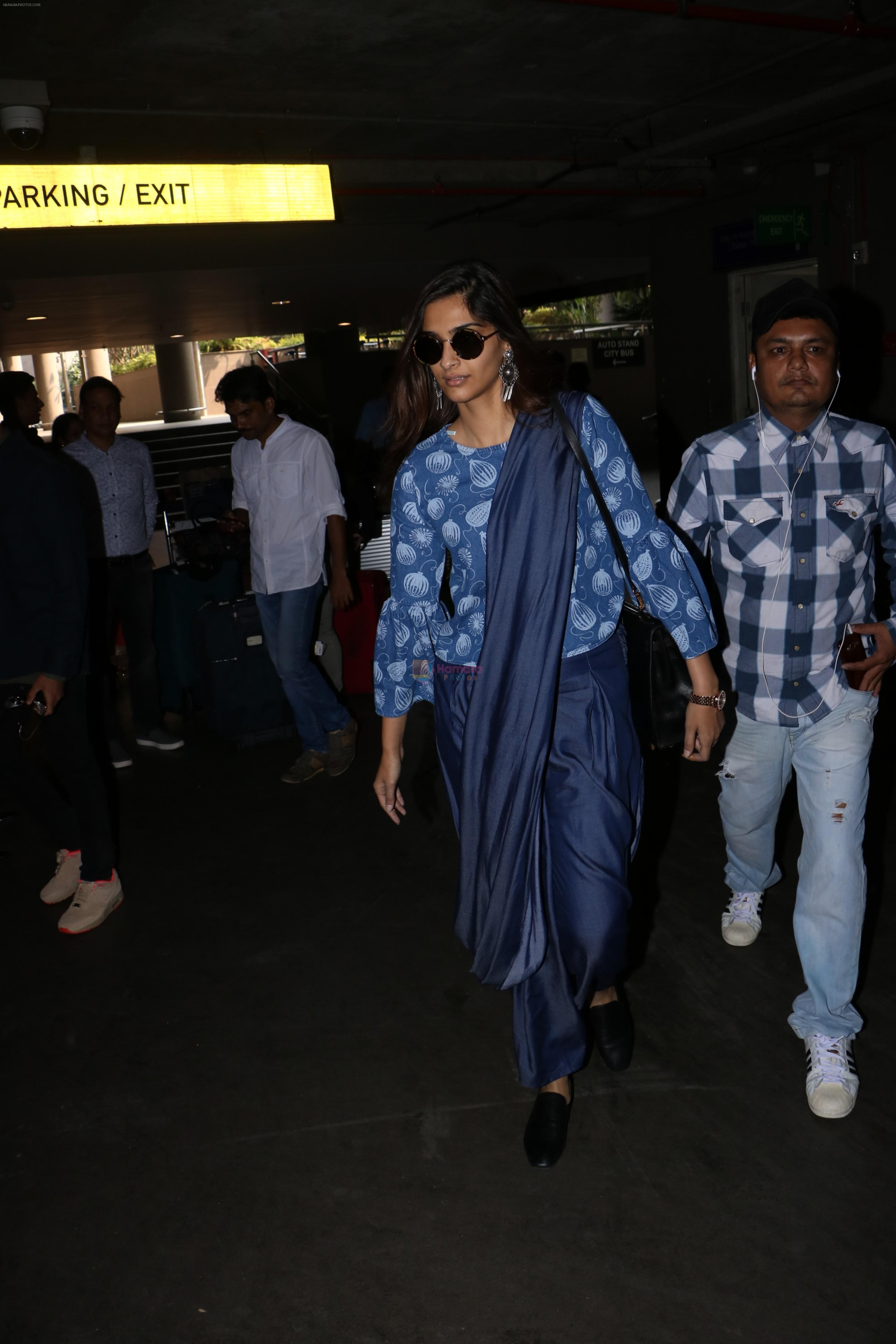 Sonam Kapoor Spotted At Airport on 22nd Nov 2017