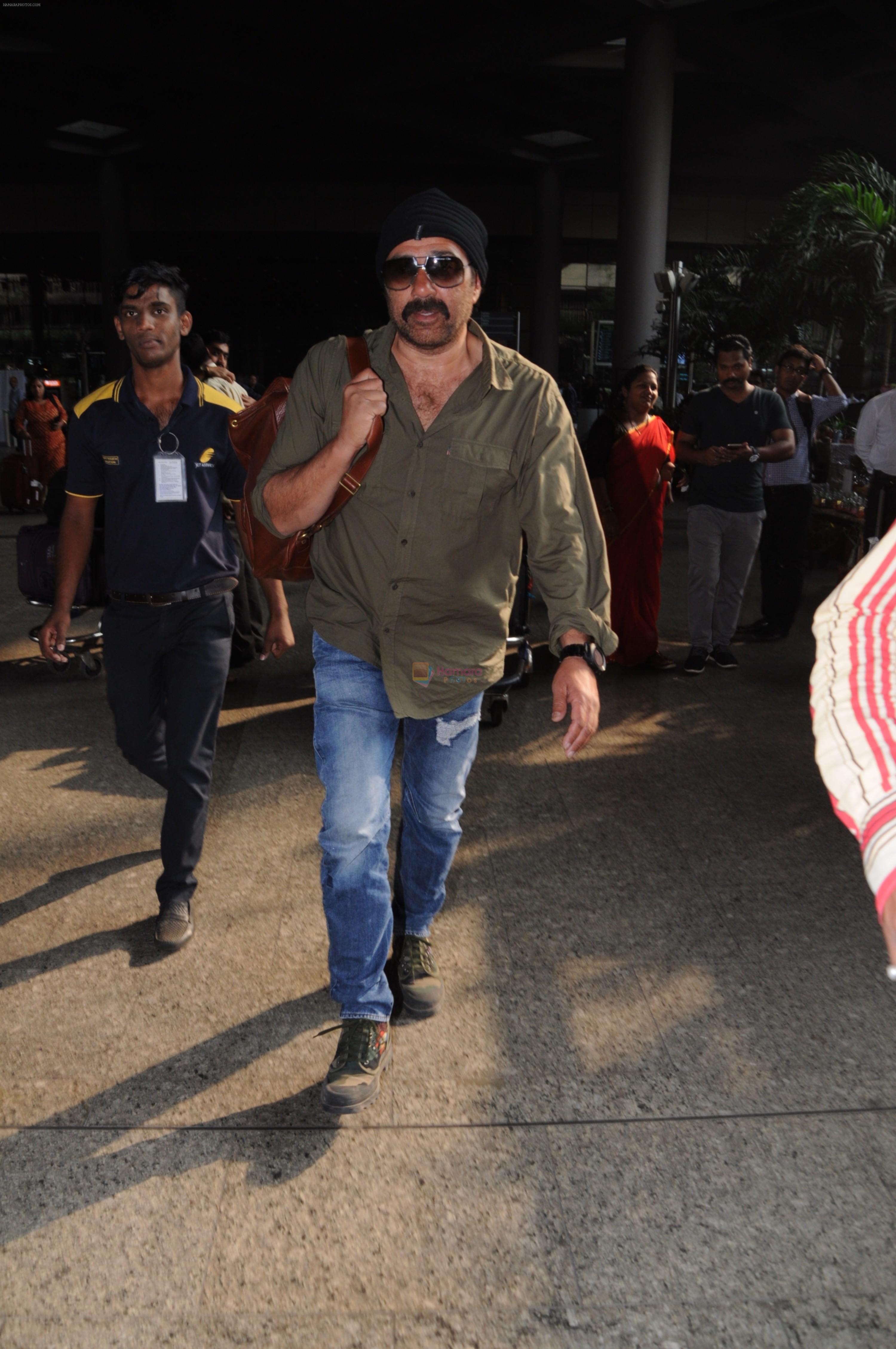 Sunny Deol Spotted At Airport on 21st Nov 2017
