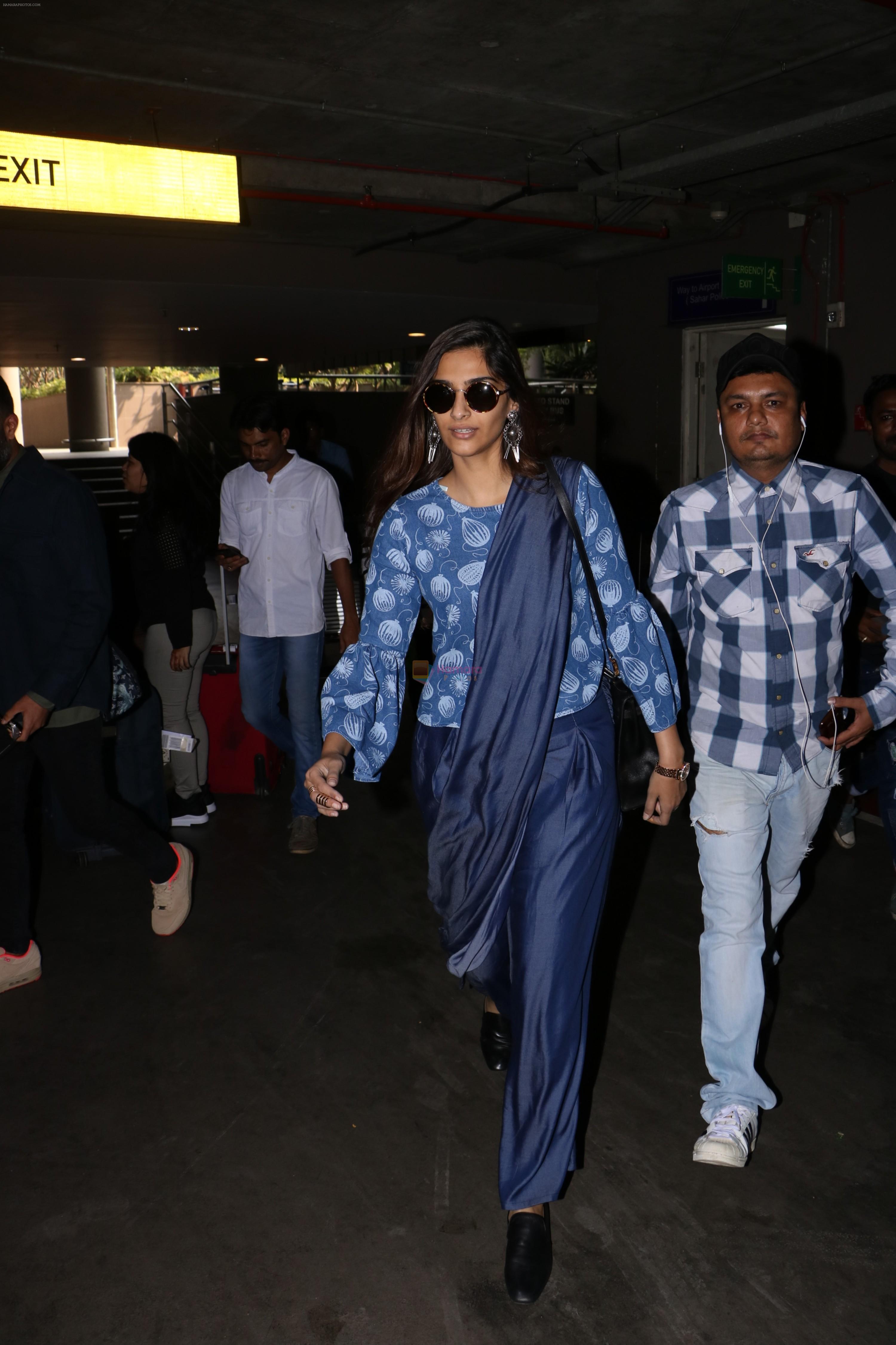 Sonam Kapoor Spotted At Airport on 22nd Nov 2017