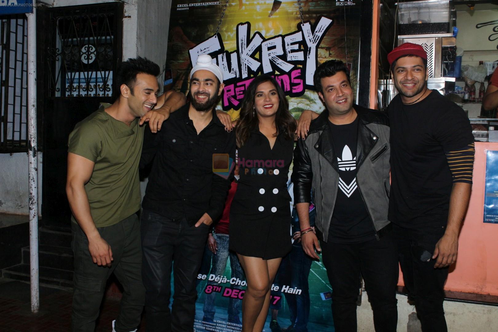 Ali Fazal, Pulkit Samrat, Manjot Singh, Varun Sharma, Richa Chadda with The Cast Of Fukrey Returns Visit At Most Popular Spots Of Mumbai on 21st Nov 2017