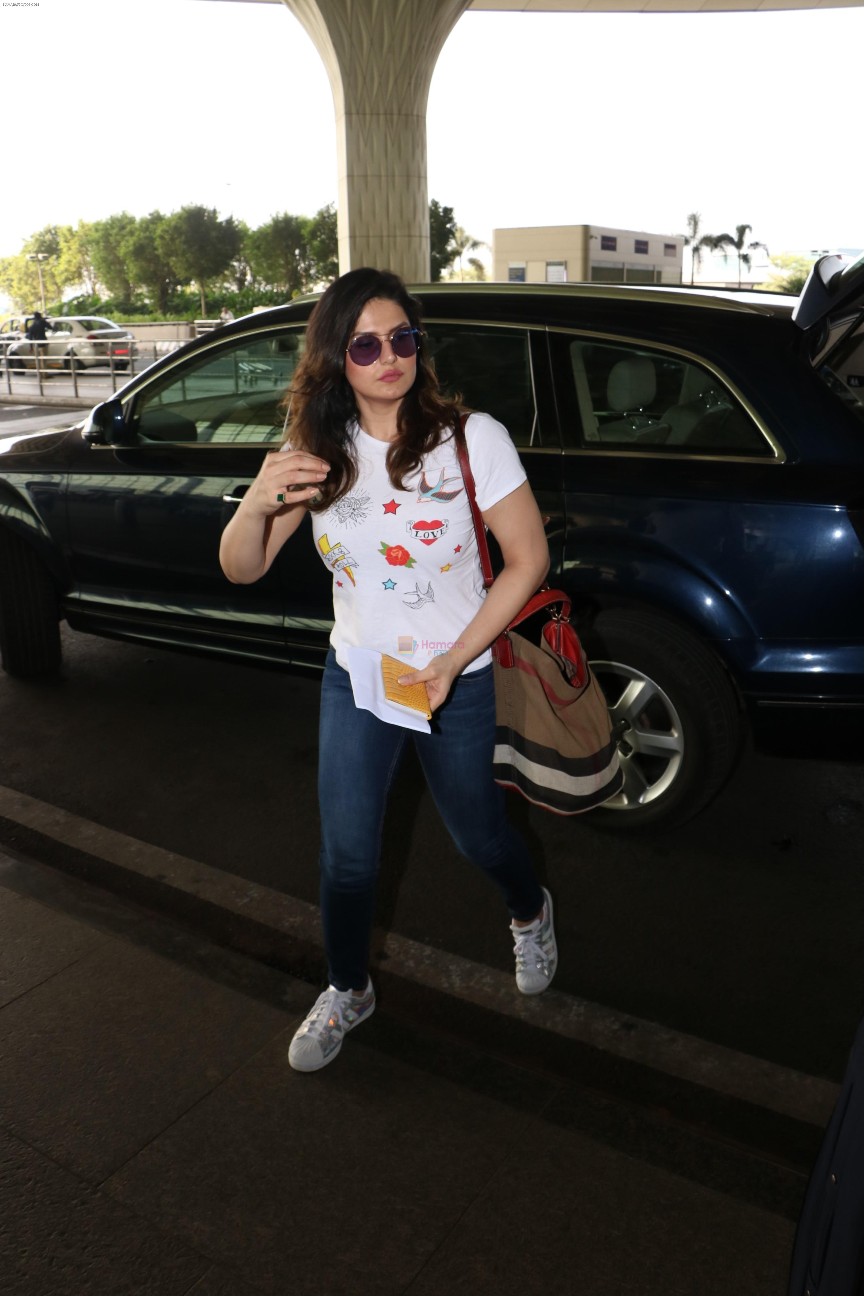 Zareen Khan Spotted At Airport on 22nd Nov 2017