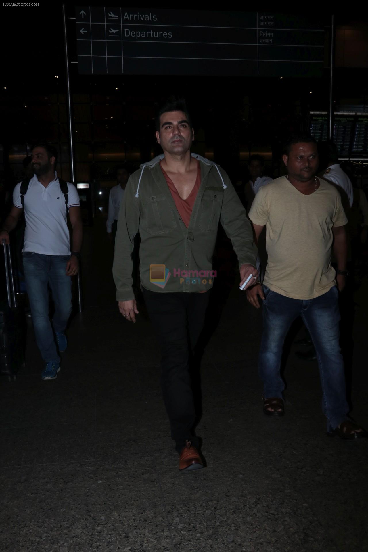 Arbaaz Khan Spotted At Airport on 23rd Nov 2017