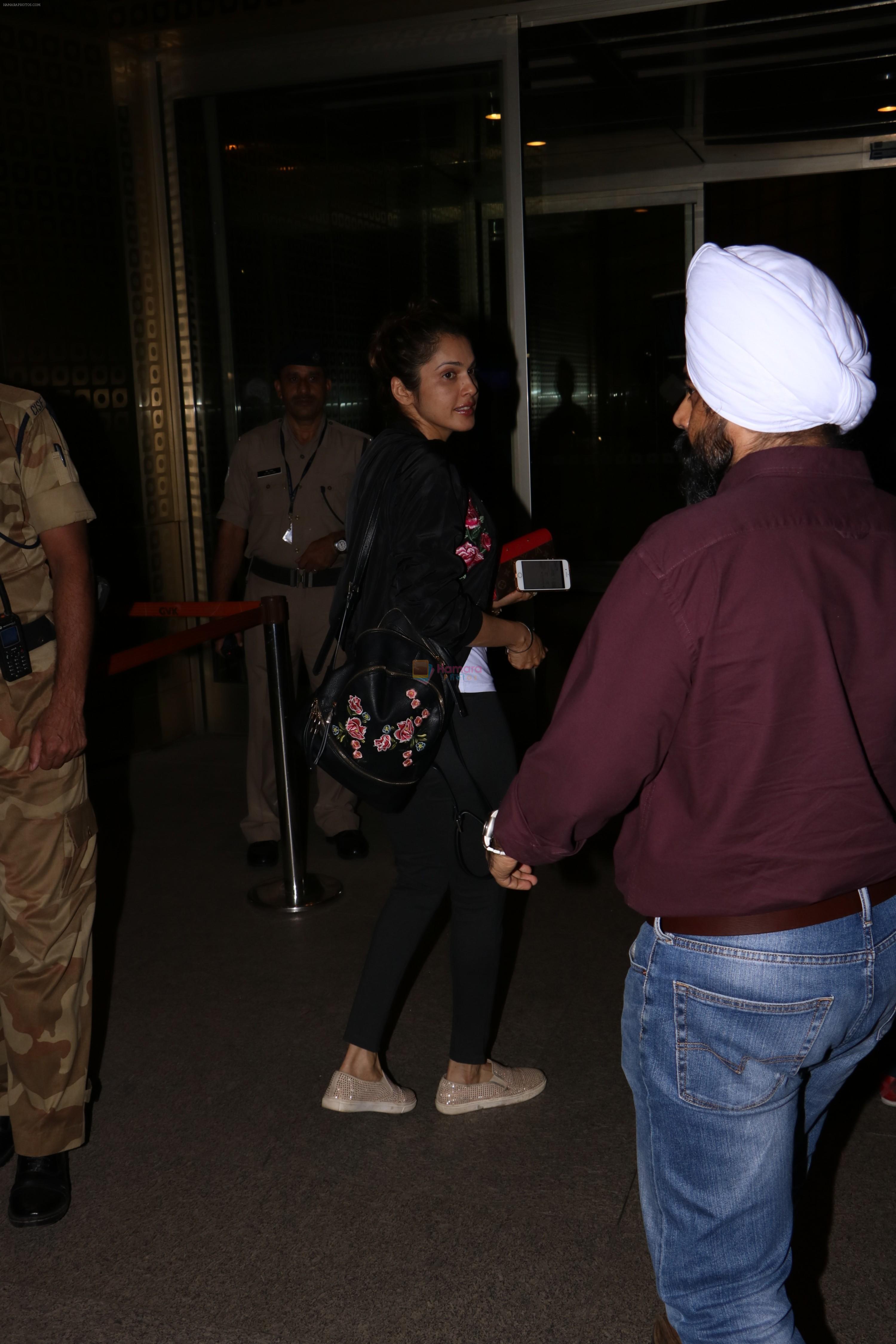 Isha Koppikar Spotted At Airport on 22nd Nov 2017