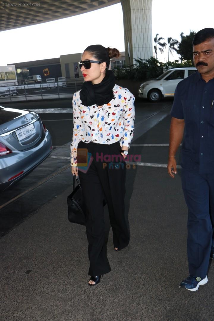Kareena Kapoor Spotted At International Airport on 24th Nov 2017
