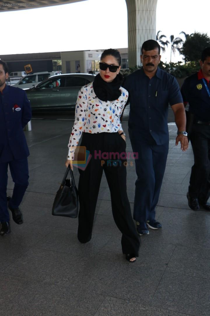 Kareena Kapoor Spotted At International Airport on 24th Nov 2017