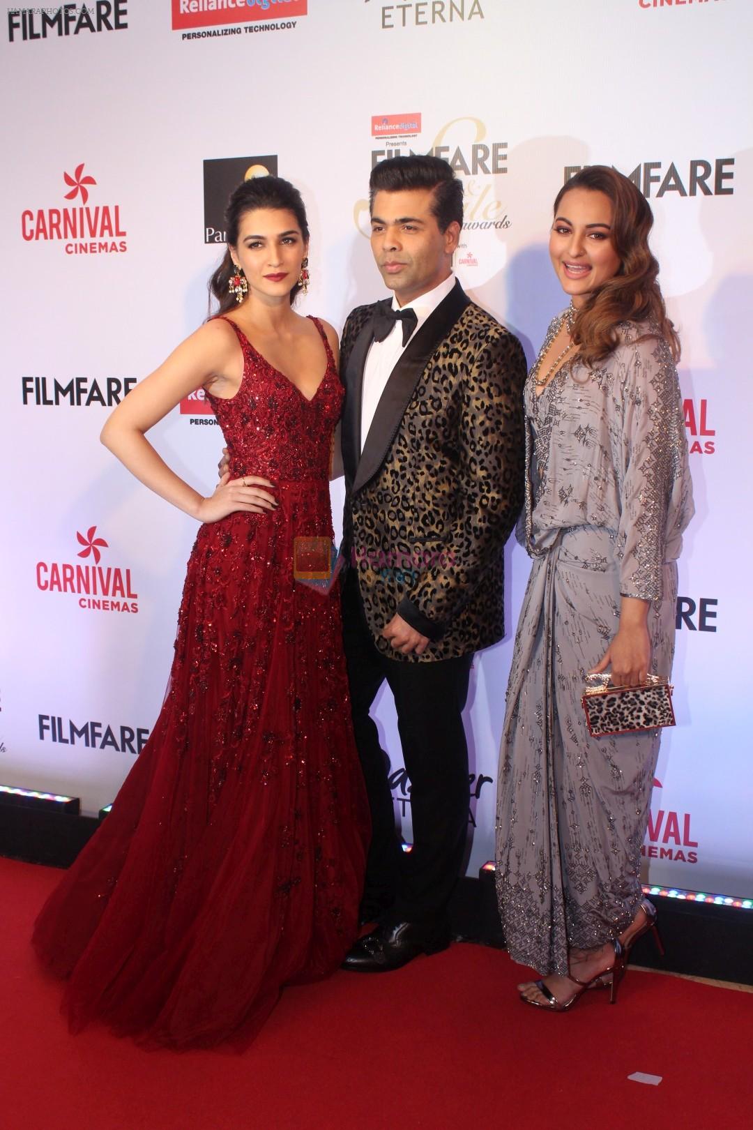 Kriti Sanon, Karan Johar, Sonakshi Sinha at the Red Carpet Of Filmfare Glamour & Style Awards on 1st Dec 2017