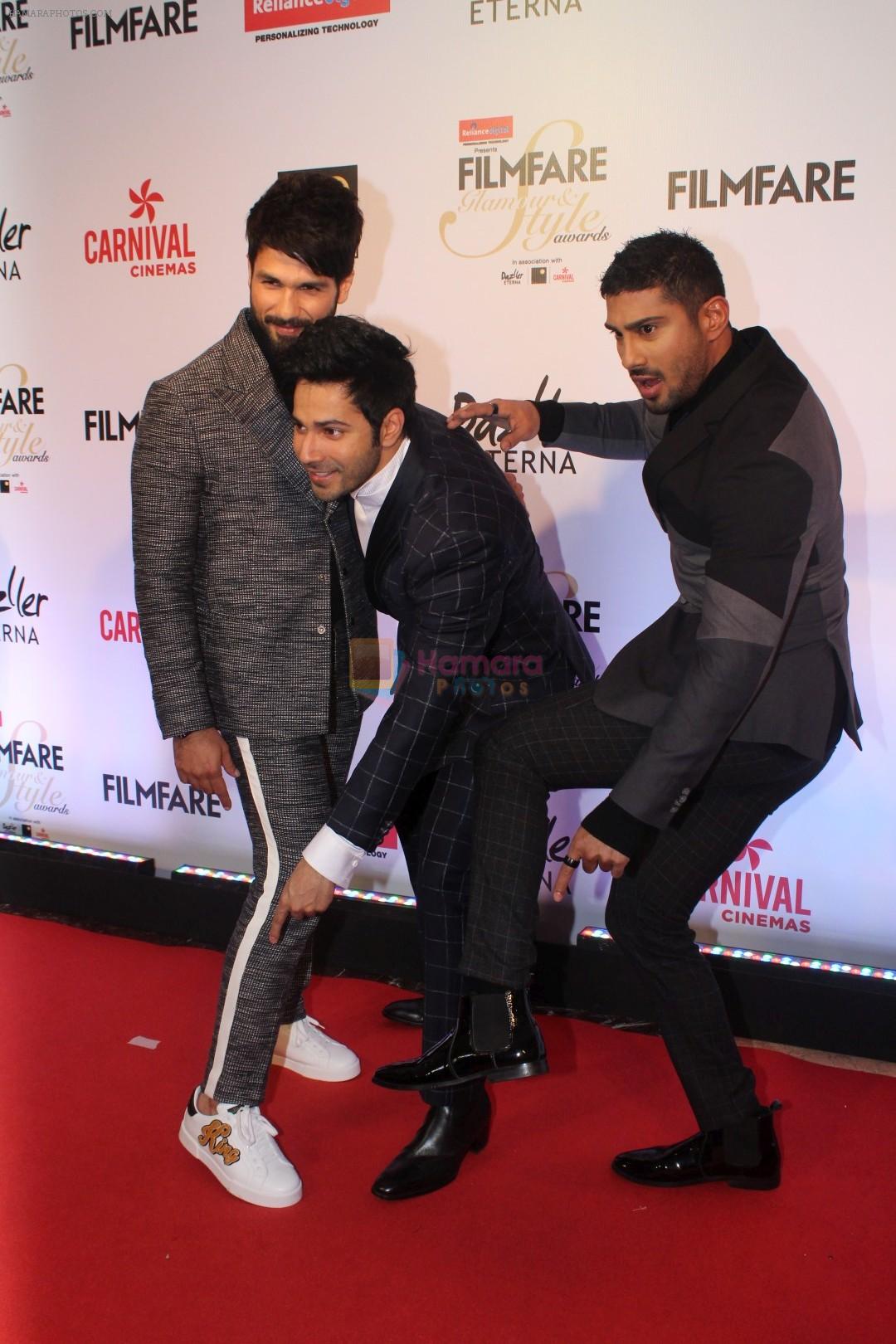 Shahid Kapoor, Varun Dhawan, Prateik Babbar at the Red Carpet Of Filmfare Glamour & Style Awards on 1st Dec 2017