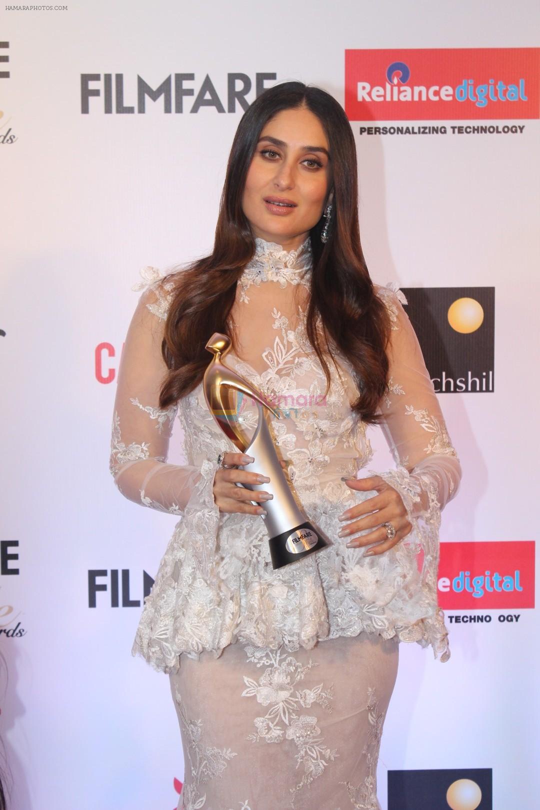 Kareena Kapoor at the Red Carpet Of Filmfare Glamour & Style Awards on 1st Dec 2017
