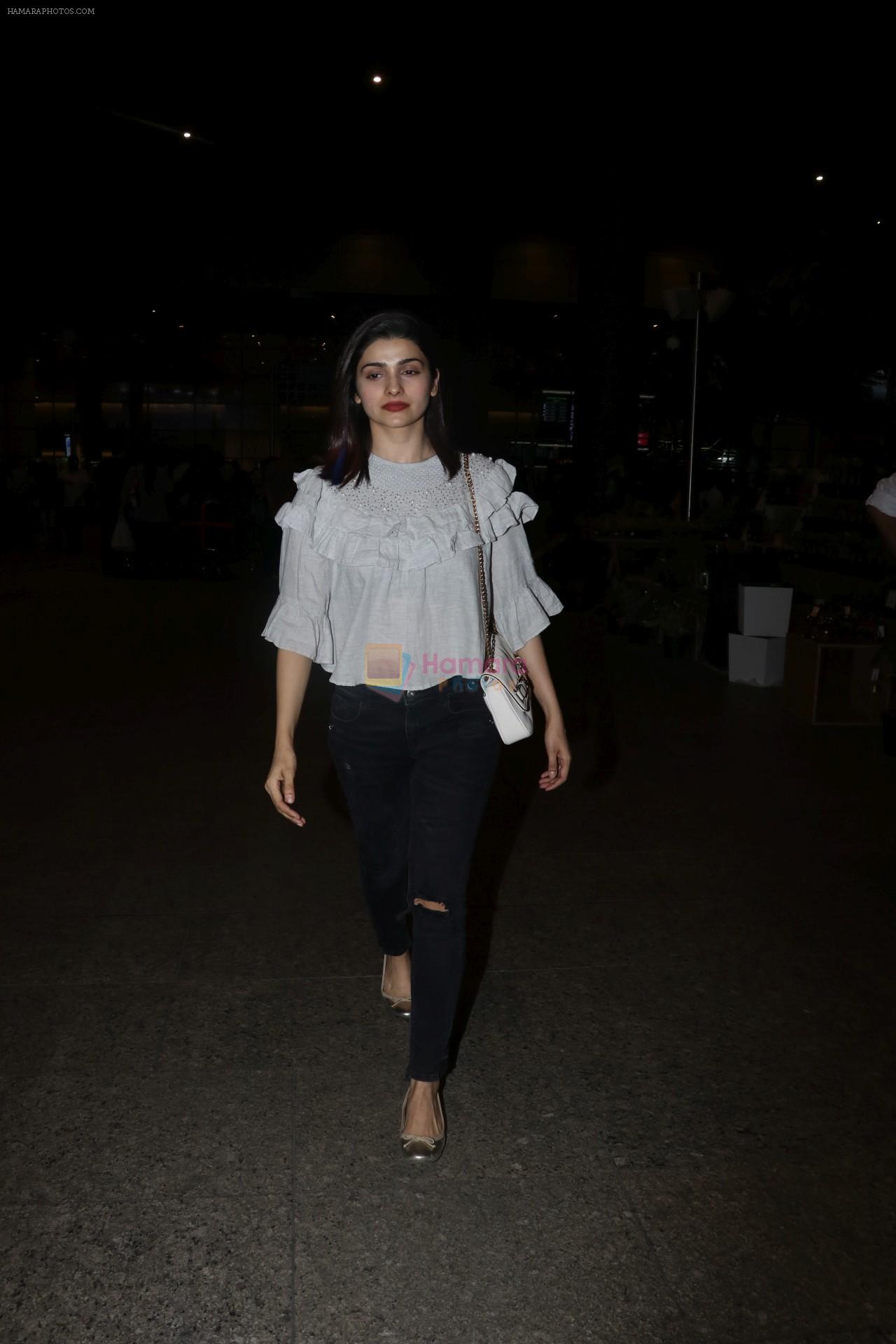 Prachi Desai Spotted At Airport on 1st Dec 2017