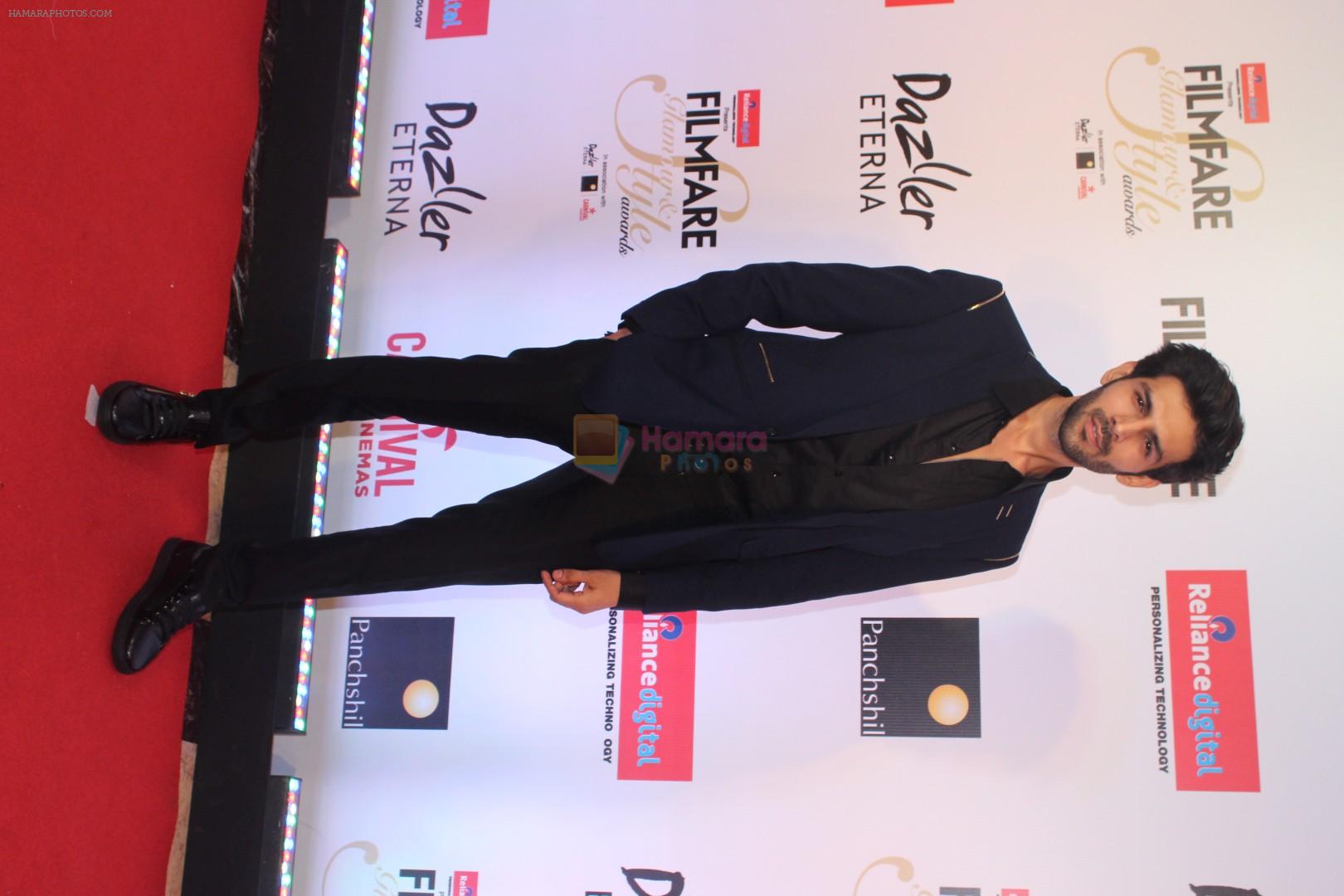Kartik Aaryan at the Red Carpet Of Filmfare Glamour & Style Awards on 1st Dec 2017