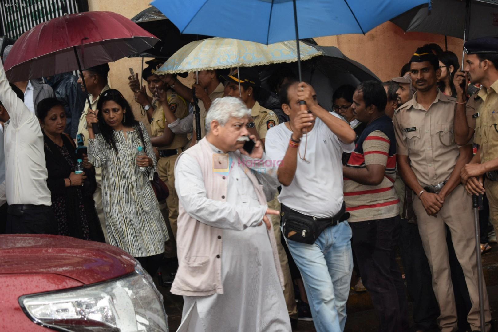 at Shashi Kapoor Funeral on 4th Nov 2017