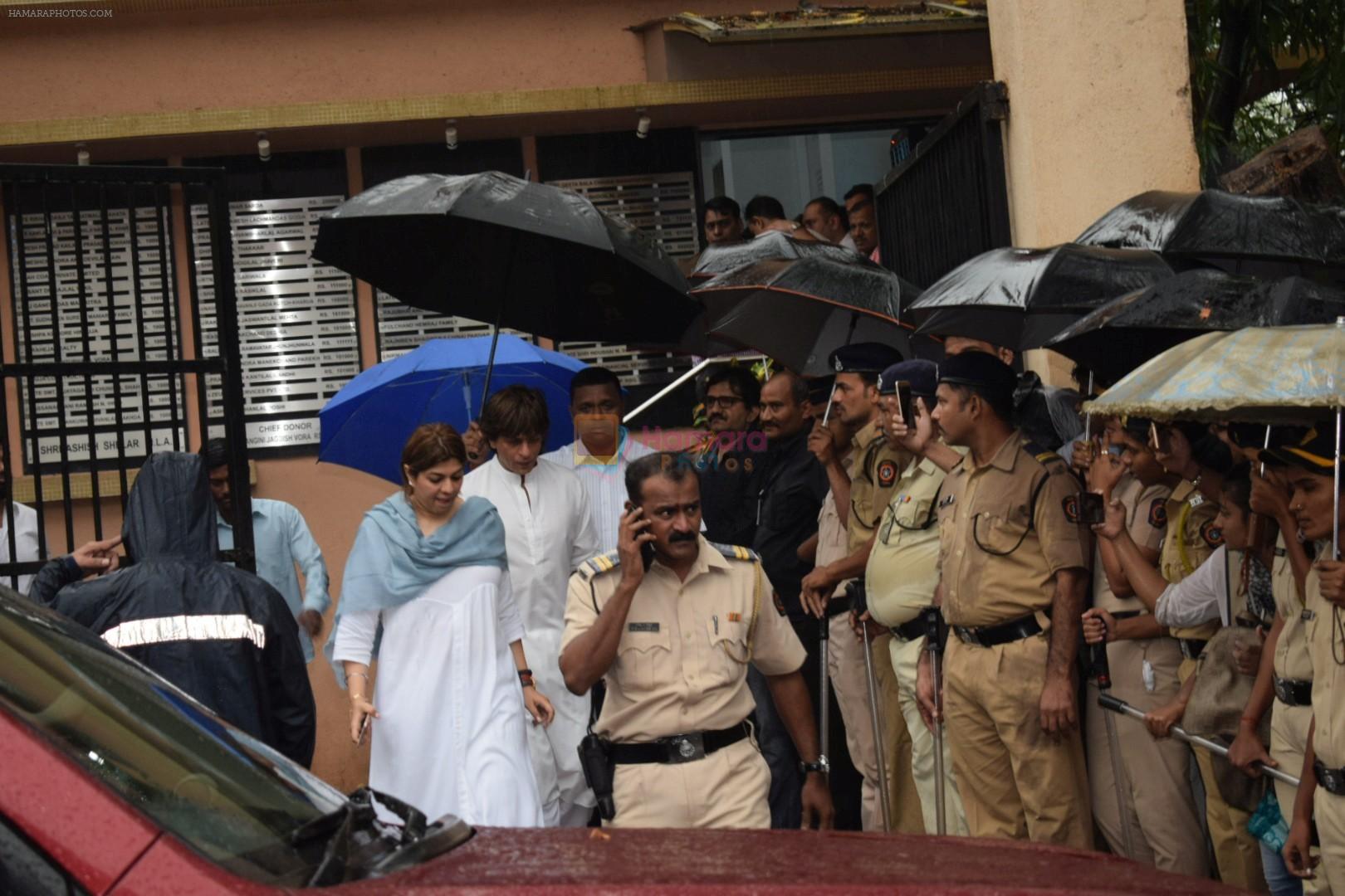 Shah Rukh Khan at Shashi Kapoor Funeral on 4th Nov 2017