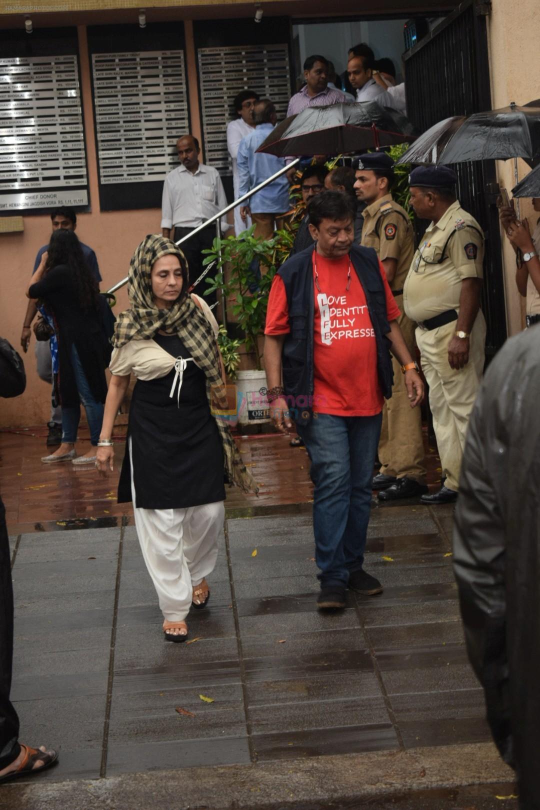 at Shashi Kapoor Funeral on 4th Nov 2017