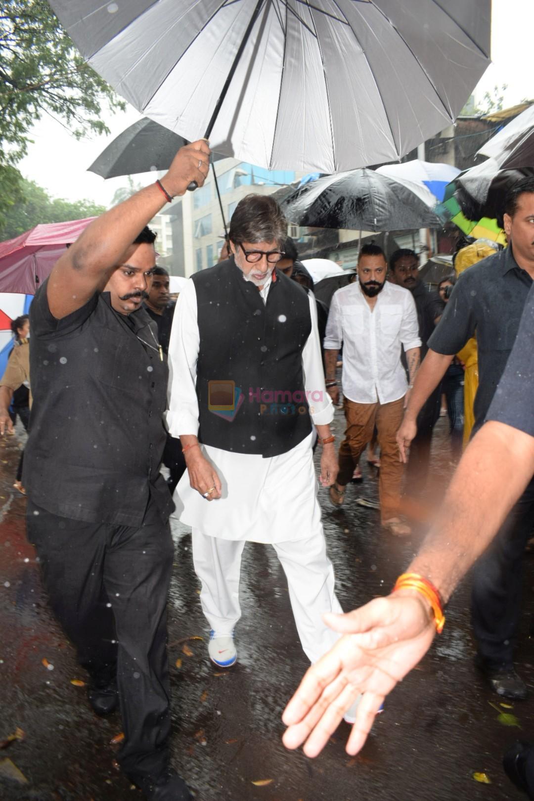 Amitabh Bachchan at Shashi Kapoor Funeral on 4th Nov 2017