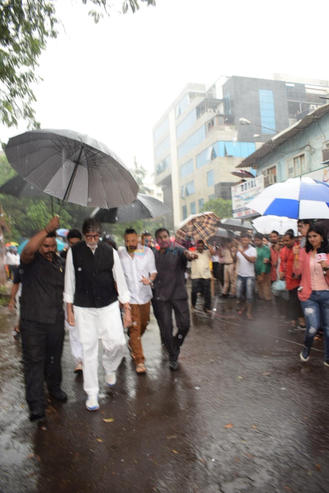 Amitabh Bachchan at Shashi Kapoor Funeral on 4th Nov 2017