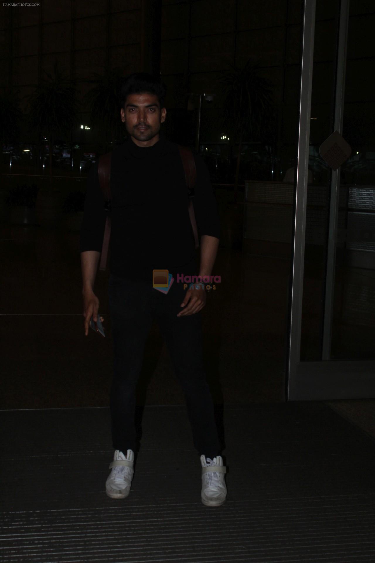 Gurmeet Choudhary Spotted At Airport on 6th Dec 2017