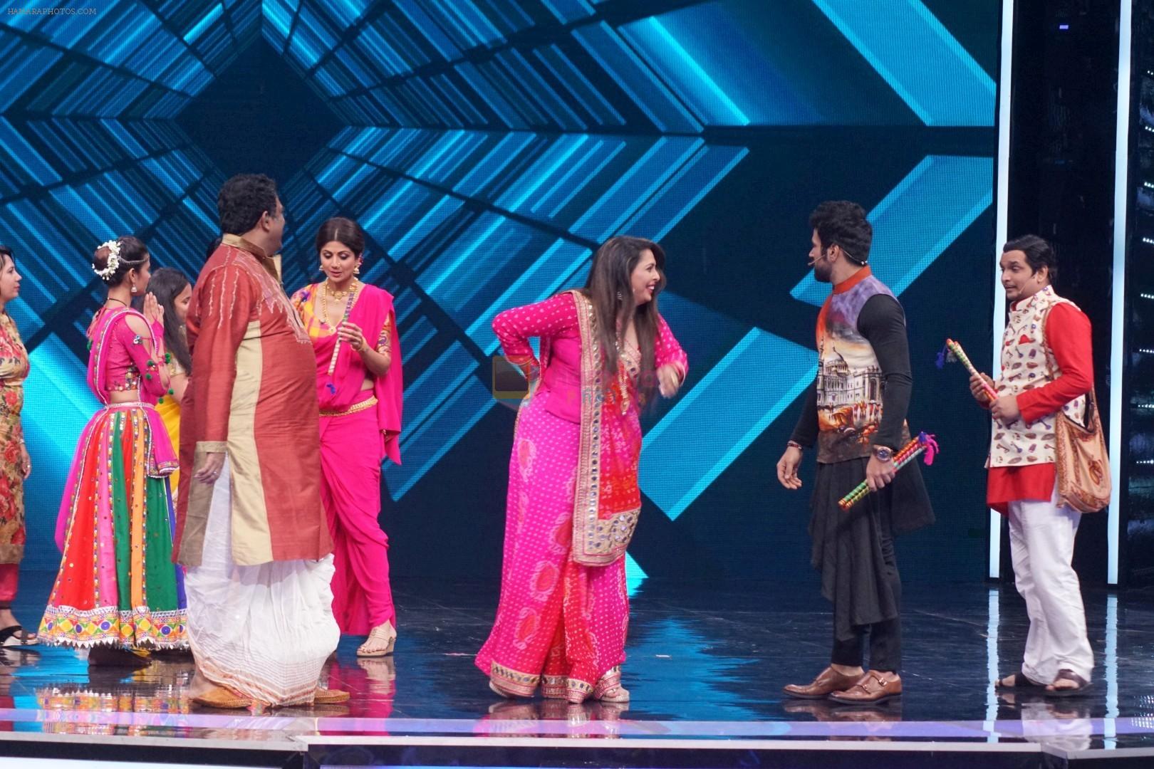 Geeta Kapoor, Shilpa Shetty on the sets of Super Dancer Chapter 2 on 11th Dec 2017