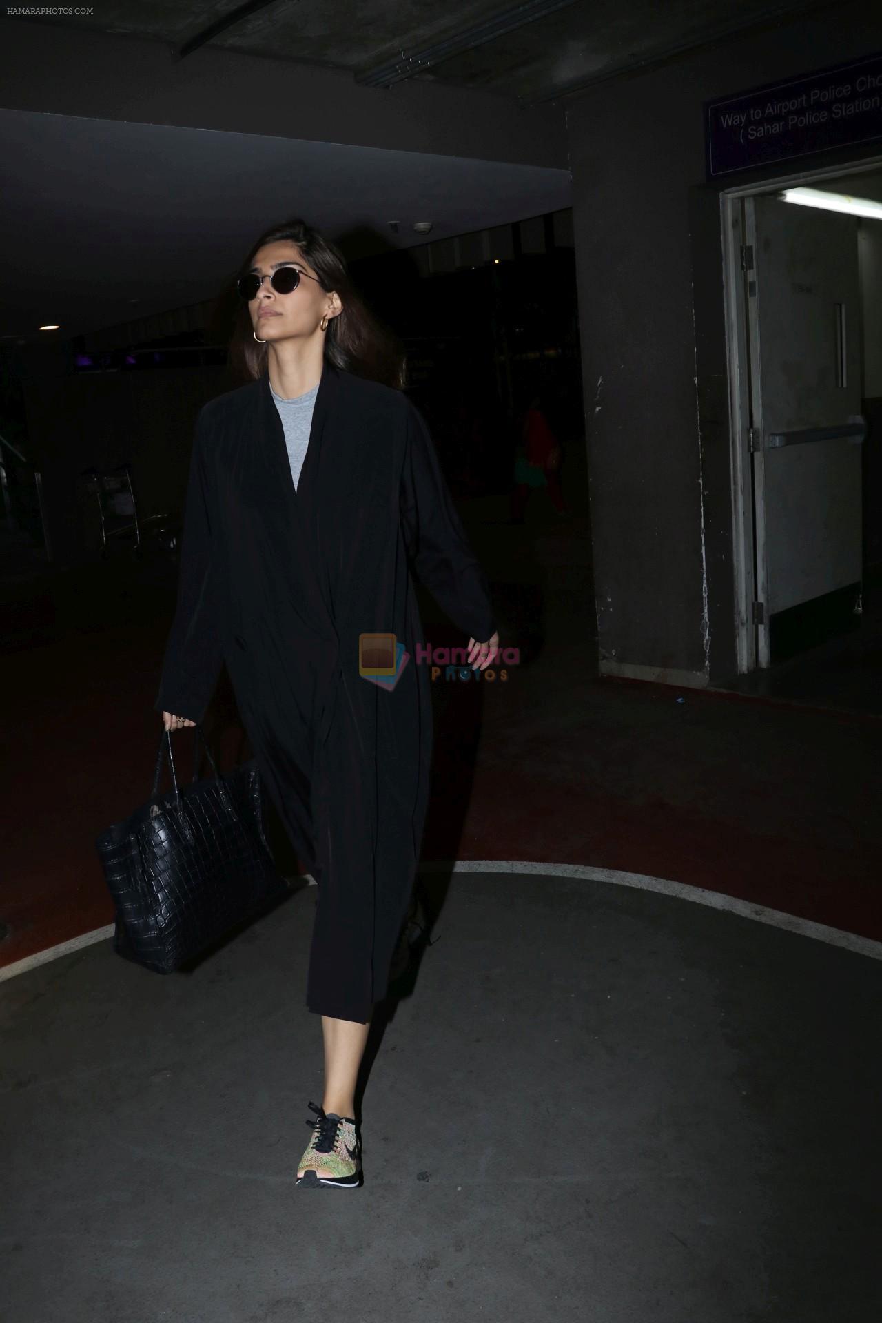 Sonam Kapoor Spotted At Airport on 12th Dec 2017