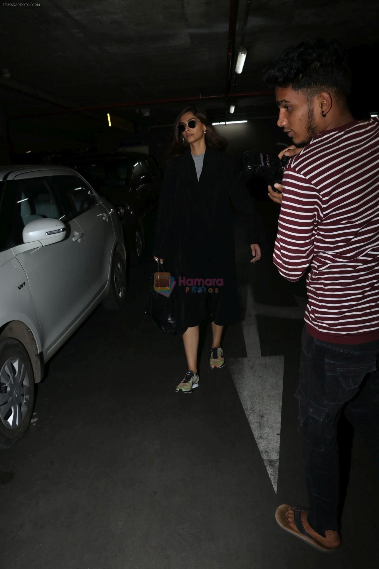 Sonam Kapoor Spotted At Airport on 12th Dec 2017