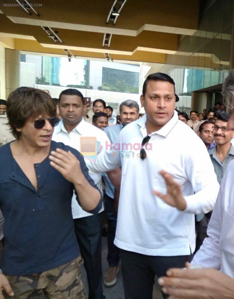 Shah Rukh Khan Spotted At Wockhardt Building BKC on 13th Dec 2017