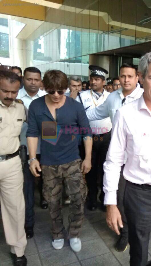 Shah Rukh Khan Spotted At Wockhardt Building BKC on 13th Dec 2017