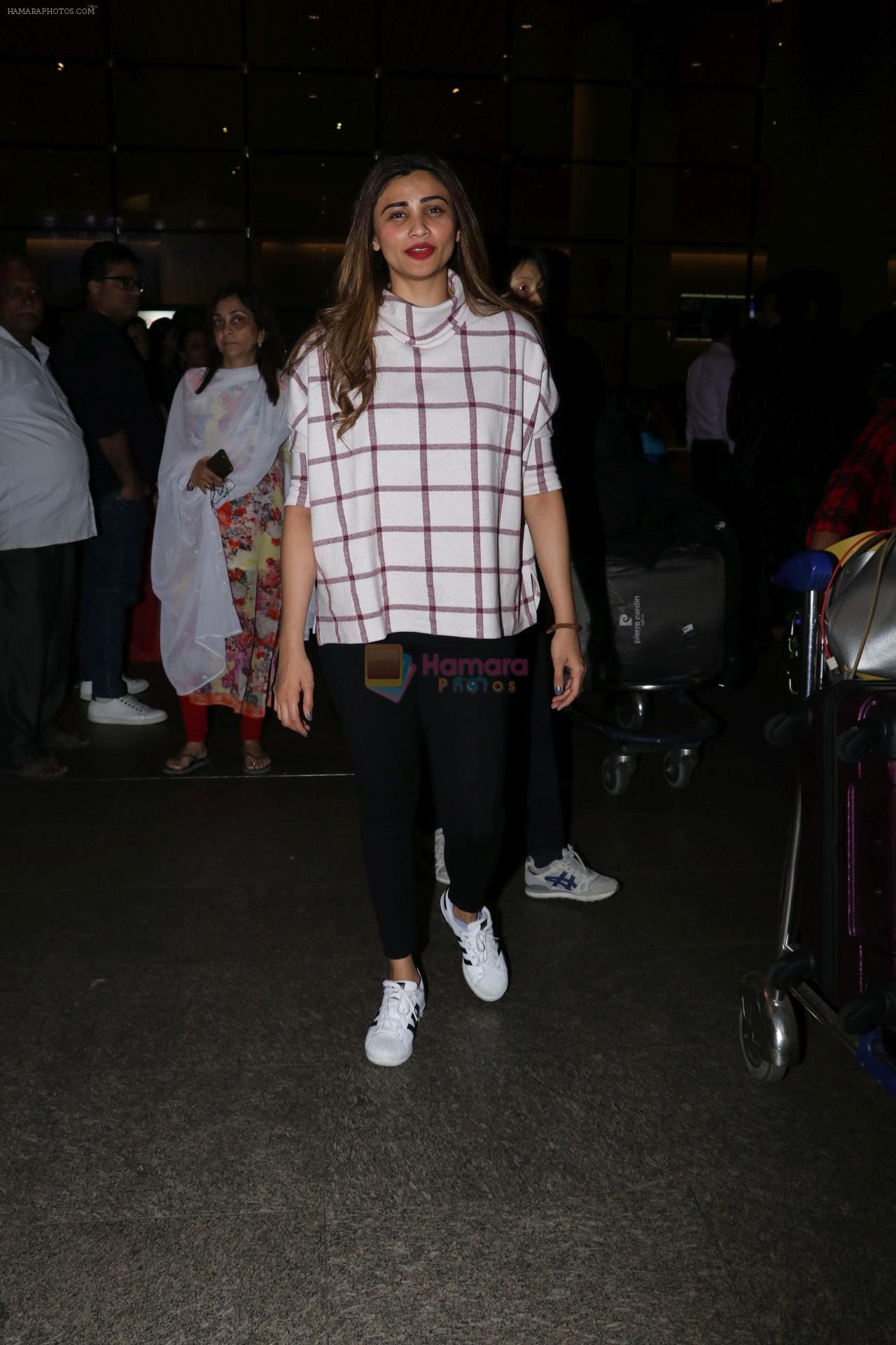 Daisy Shah Spotted At Airport on 16th Dec 2017