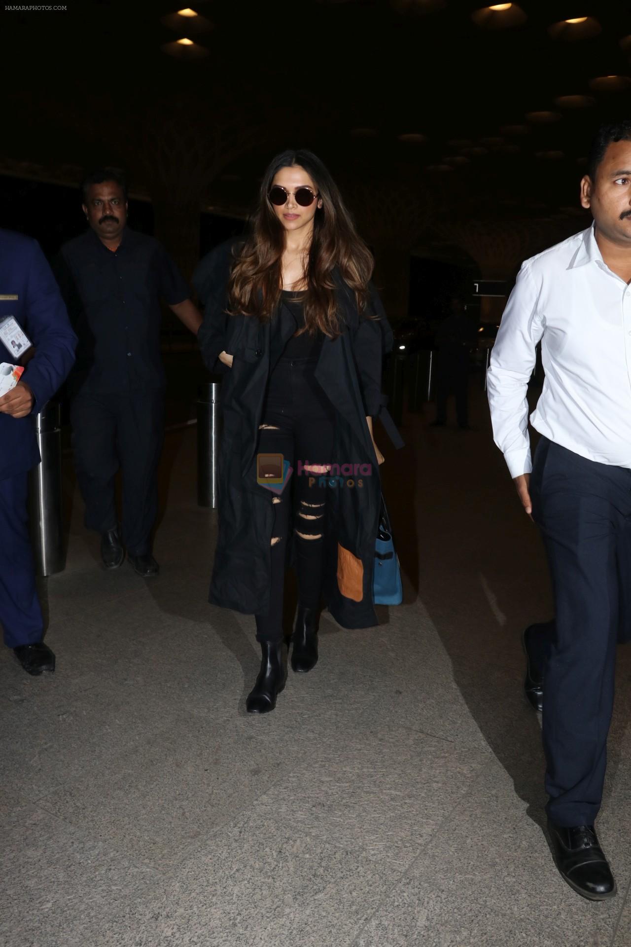 Deepika Padukone Spotted At Airport on 16th Dec 2017