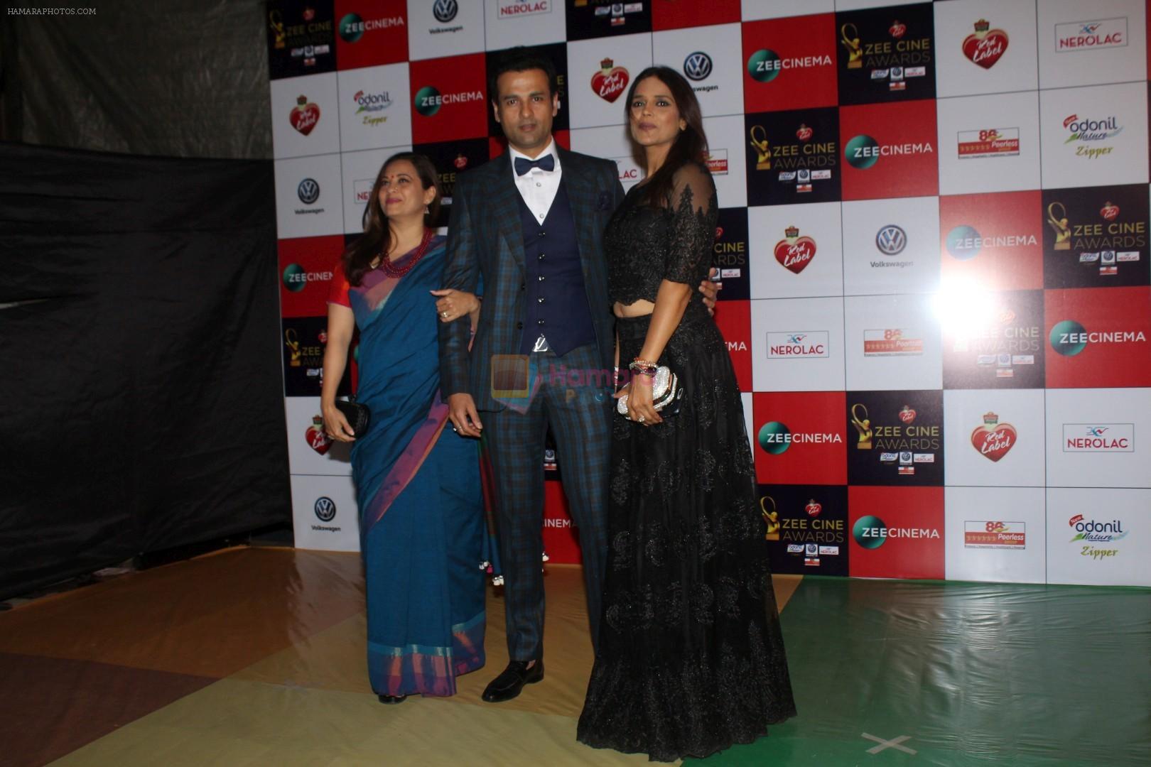 Rohit Roy, Manasi Joshi Roy at the Red Carpet Event Of Zee Cine Awards 2018 on 19th Dec 2017