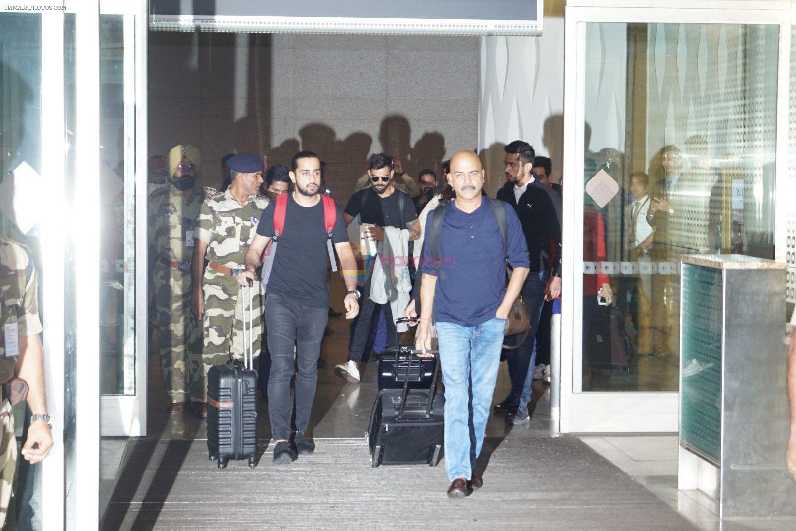Virat Kohli Spotted At Airport on 22nd Dec 2017