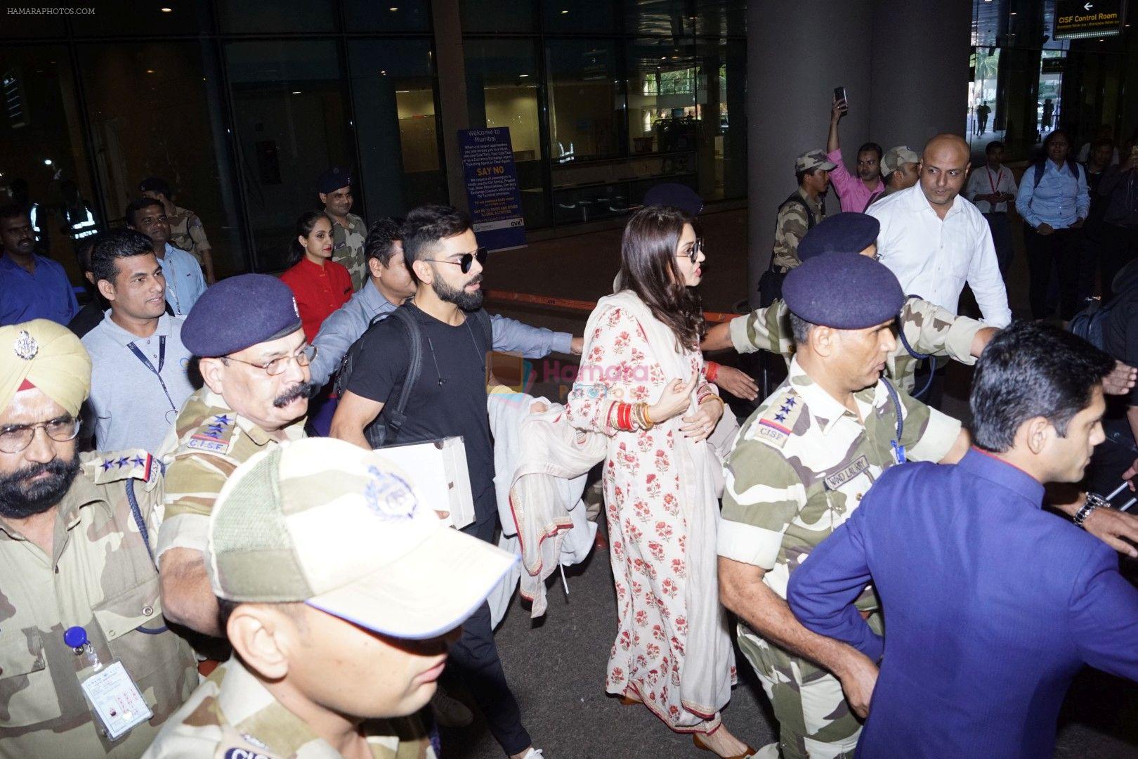 Anushka Sharma And Virat Kohli Spotted At Airport on 22nd Dec 2017